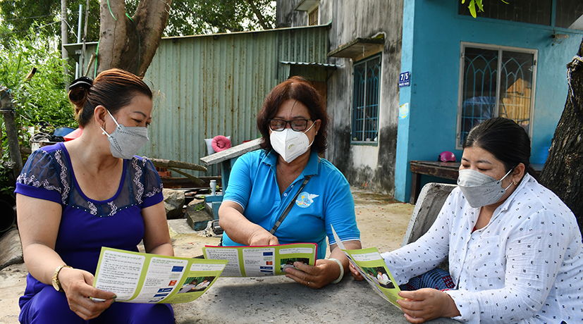 Bà Nguyễn Thị Tuyết (giữa), CTV dân số khu phố 4, phường 12, TP. Vũng Tàu tuyên truyền về chính sách dân số cho người dân trên địa bàn.