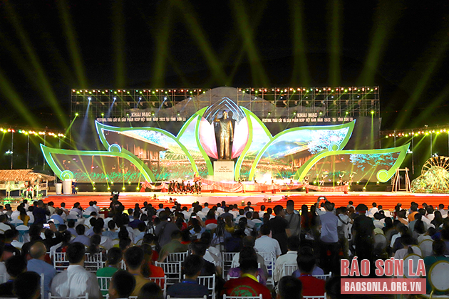 Chương trình nghệ thuật khai mạc Festival trái cây và sản phẩm OCOP Việt Nam năm 2022 tại tỉnh Sơn La, với sự tham gia của gần 2.000 người là nghệ sỹ, diễn viên chuyên và không chuyên.