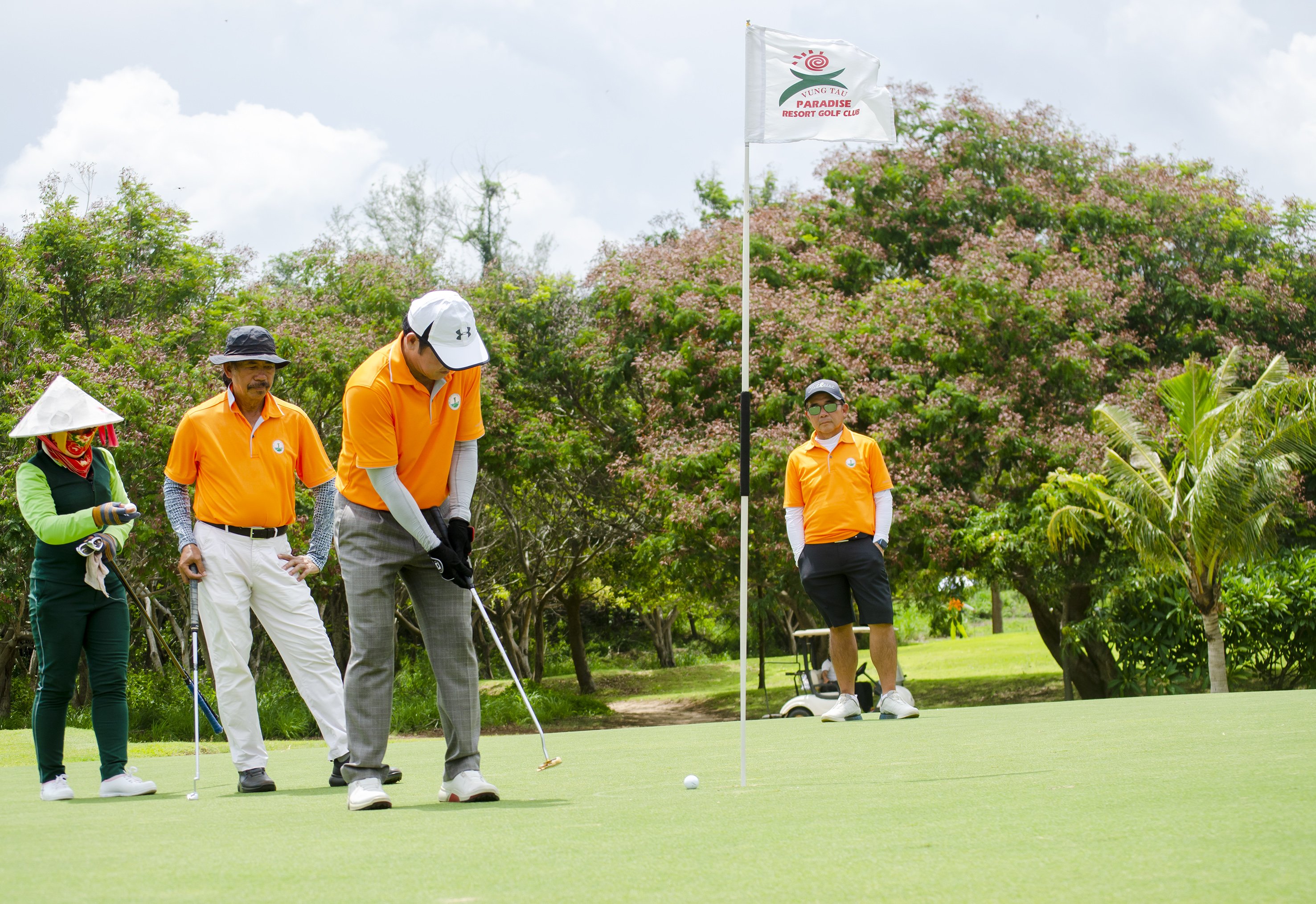 Golfer thi đấu tại giải. 