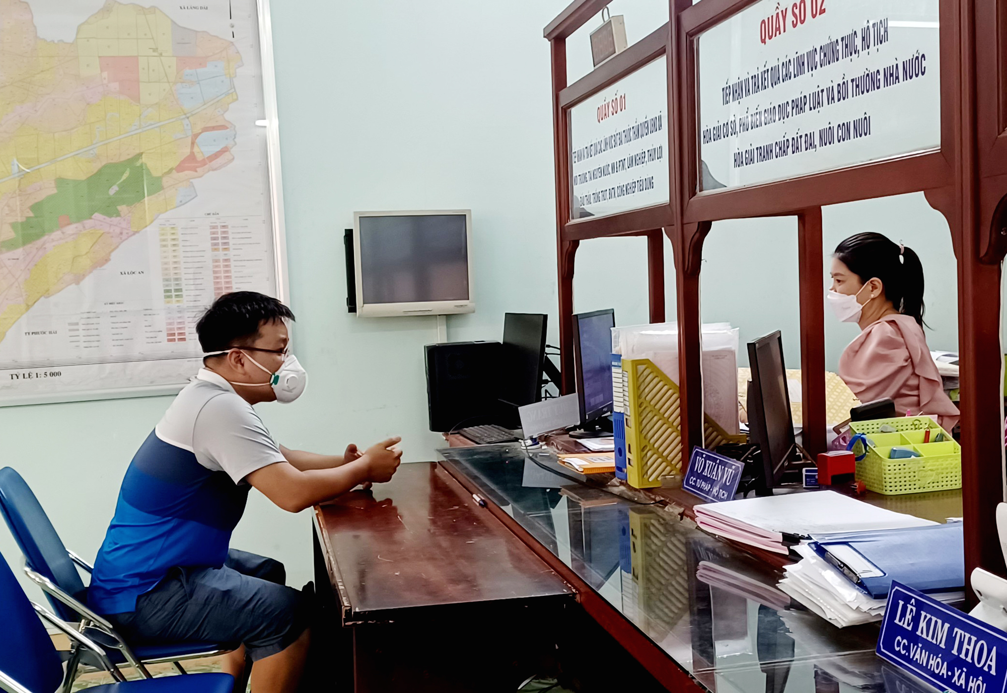 Người dân làm TTHC tại Văn phòng tiếp nhận và trả kết quả UBND xã Phước Hội.
