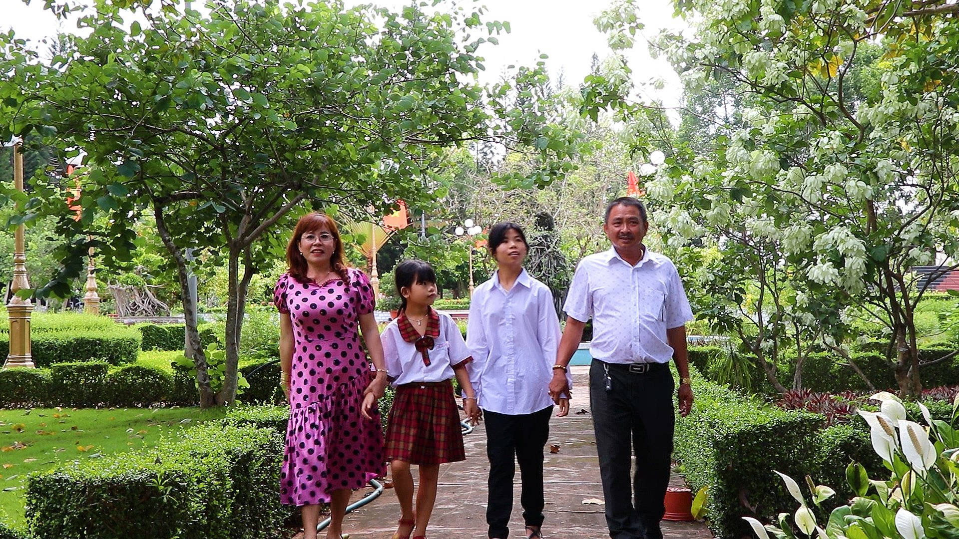 Vợ chồng bà Nguyễn Thị Nga, ở xã Bàu Chinh, huyện Châu Đức nhận đỡ đầu 2 chị em Nguyễn Thị Thúy Ngân và Phạm Thị Tuyết Nhi ngụ cùng xã.  