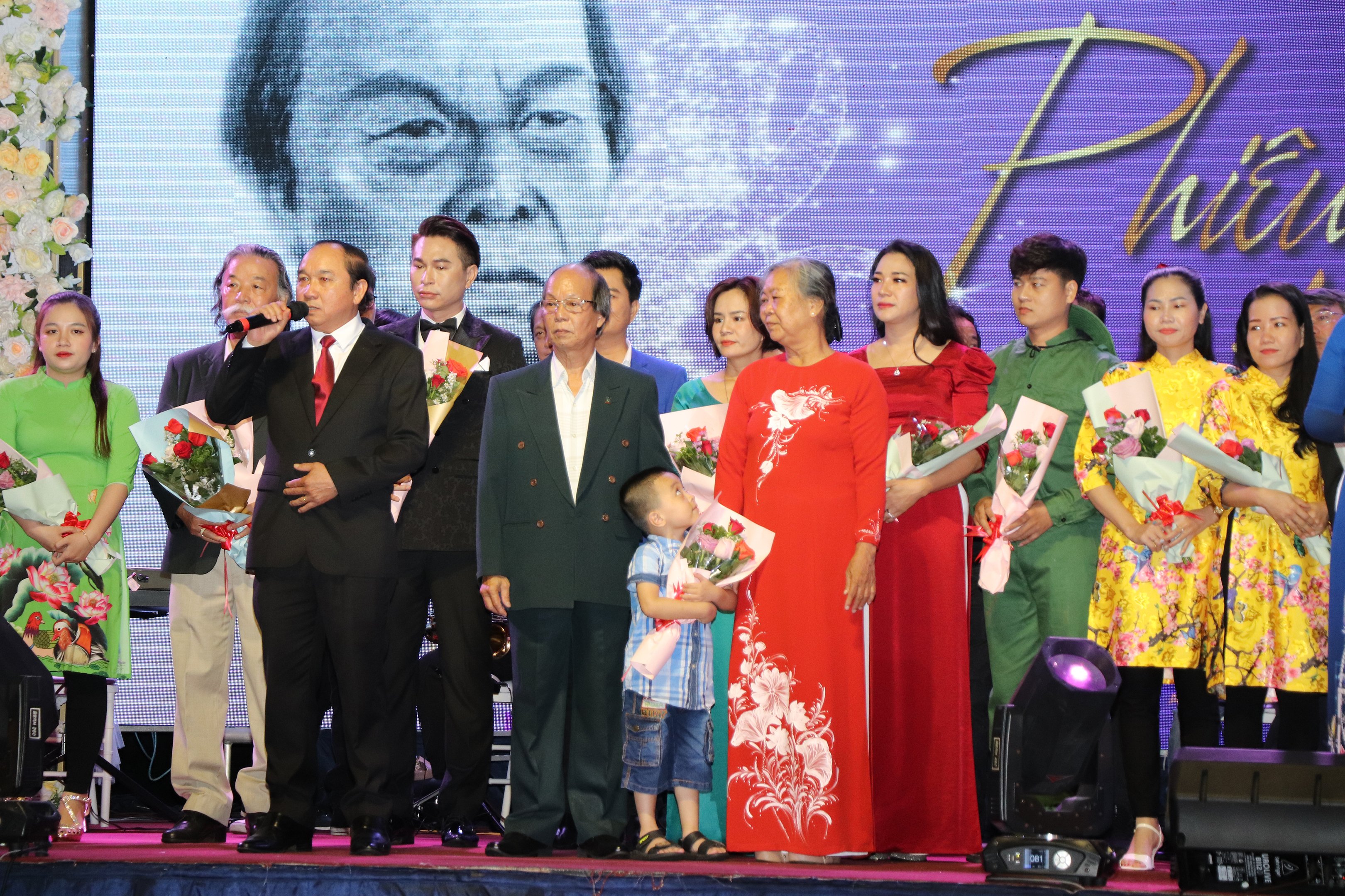 Ông Huỳnh Văn Hồng, Chủ tịch Hội Văn học-Nghệ thuật tỉnh phát biểu khai mạc đêm nhạc.