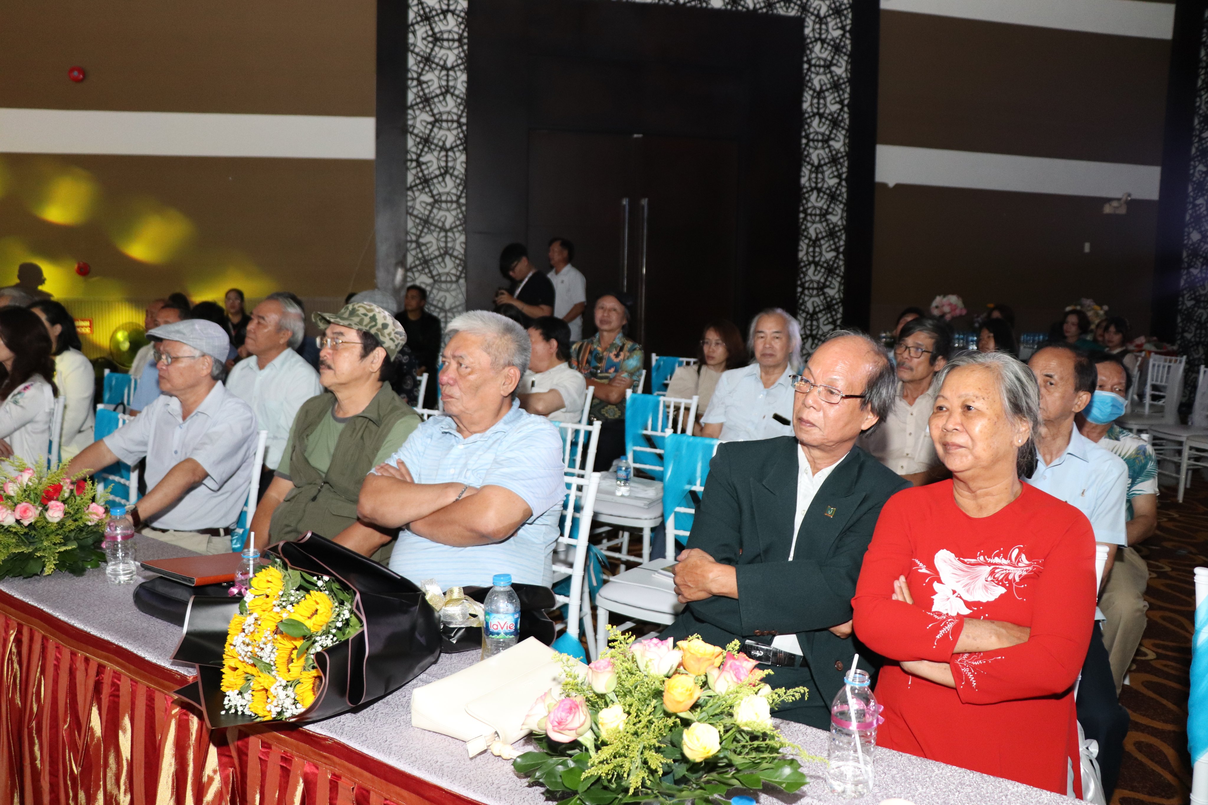 Vợ chồng nhà thơ Hoàng Quý và những người bạn, những khán giả yêu mến ông tại đêm nhạc.