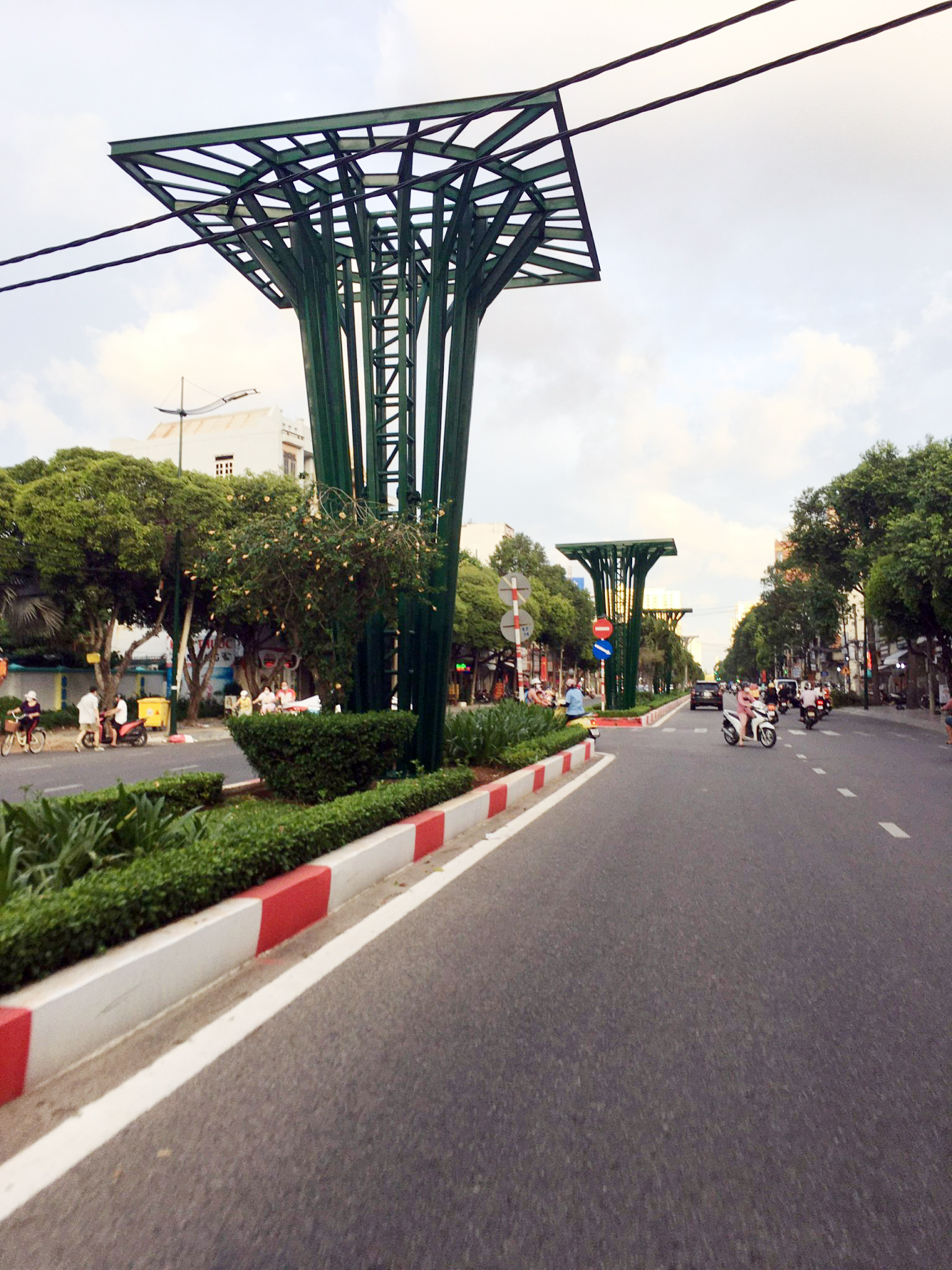 Một số trụ sắt được lắp đặt để làm tháp hoa trên dải phân cách đường Lê Hồng Phong. Ảnh: THÙY VÂN