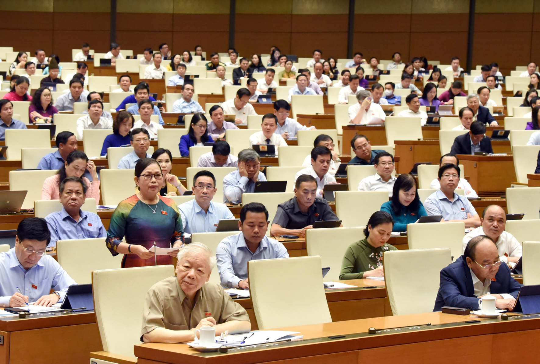 Đại biểu Nguyễn Thị Yến, Phó Bí thư Thường trực Tỉnh ủy, Trưởng Đoàn ĐBQH tỉnh Bà Rịa-Vũng Tàu phát biểu thảo luận về kinh tế-xã hội, sáng 1/6. Ảnh: CHÂU VŨ