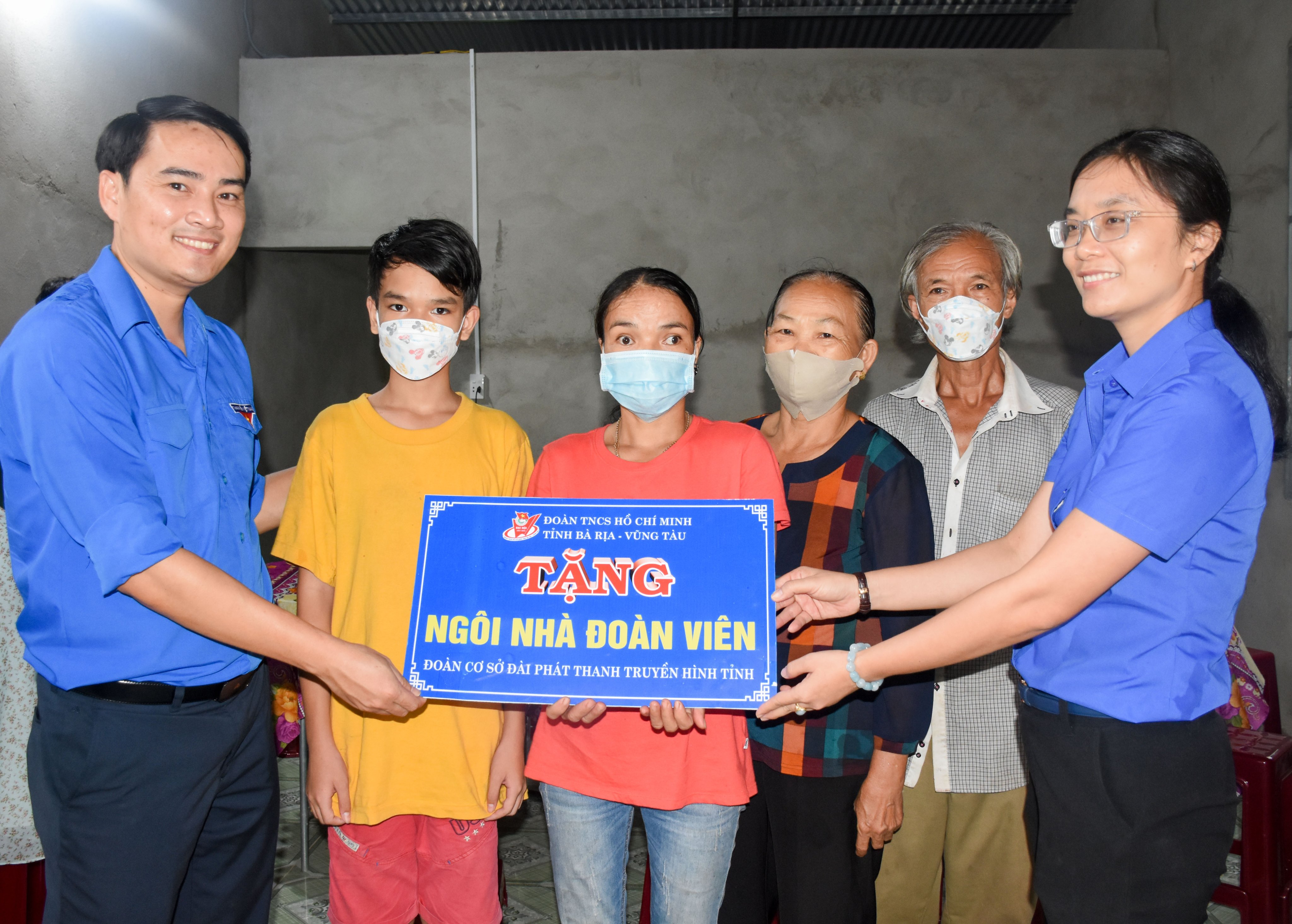 Đại diện Tỉnh Đoàn, Đoàn cơ sở Đài PT-TH tỉnh trao bảng tặng Ngôi nhà đoàn viên tới mẹ con bà Thái Thị Chung (xã Sơn Bình, huyện Châu Đức).