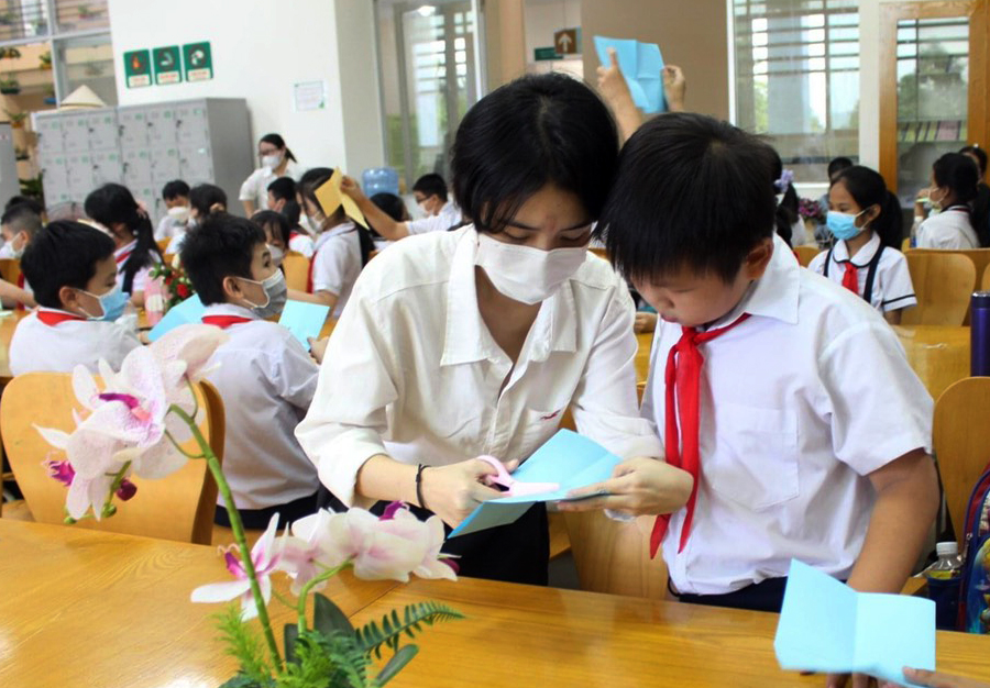 Học sinh trải nghiệm các hoạt động trong buổi khai mạc.