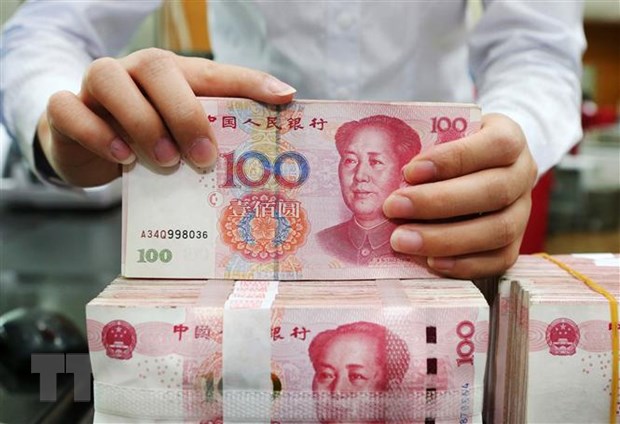 Kiểm tiền mệnh giá 100 nhân dân tệ tại một ngân hàng ở tỉnh Giang Tô, Trung Quốc.