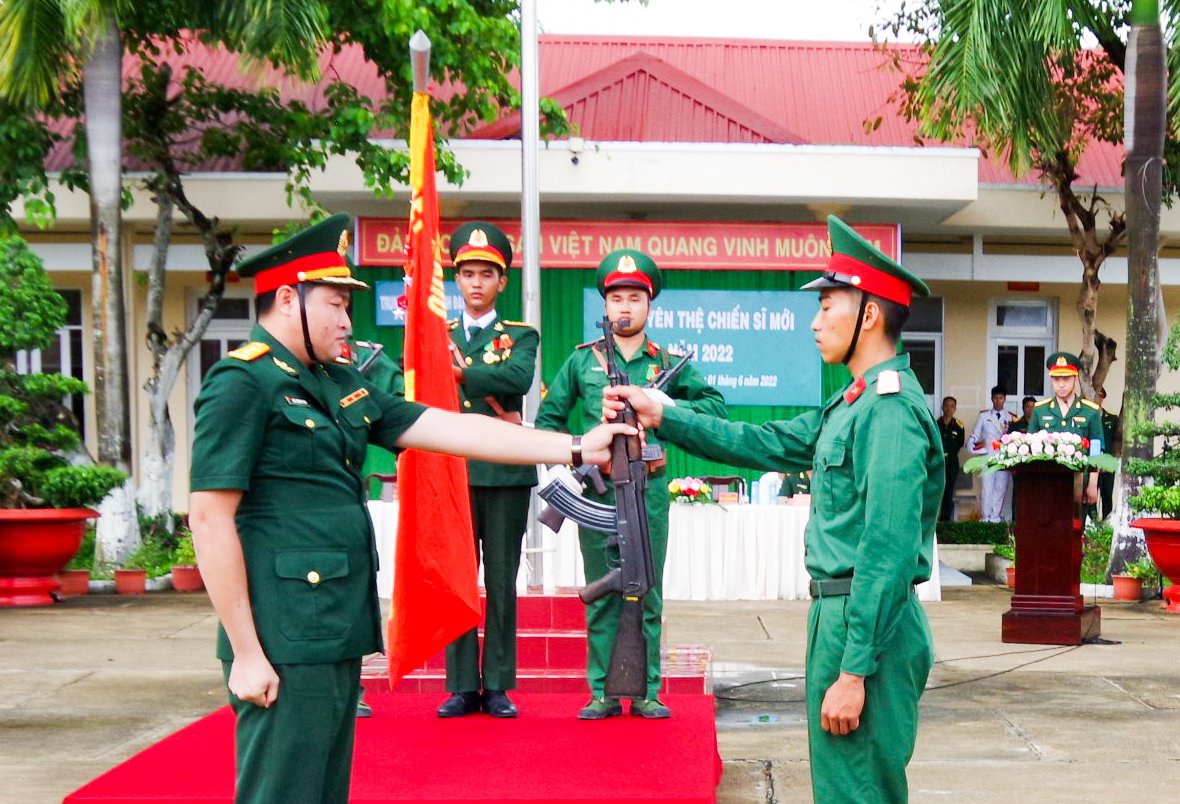 Trung đoàn Minh Đạm giao súng cho chiến sĩ mới.