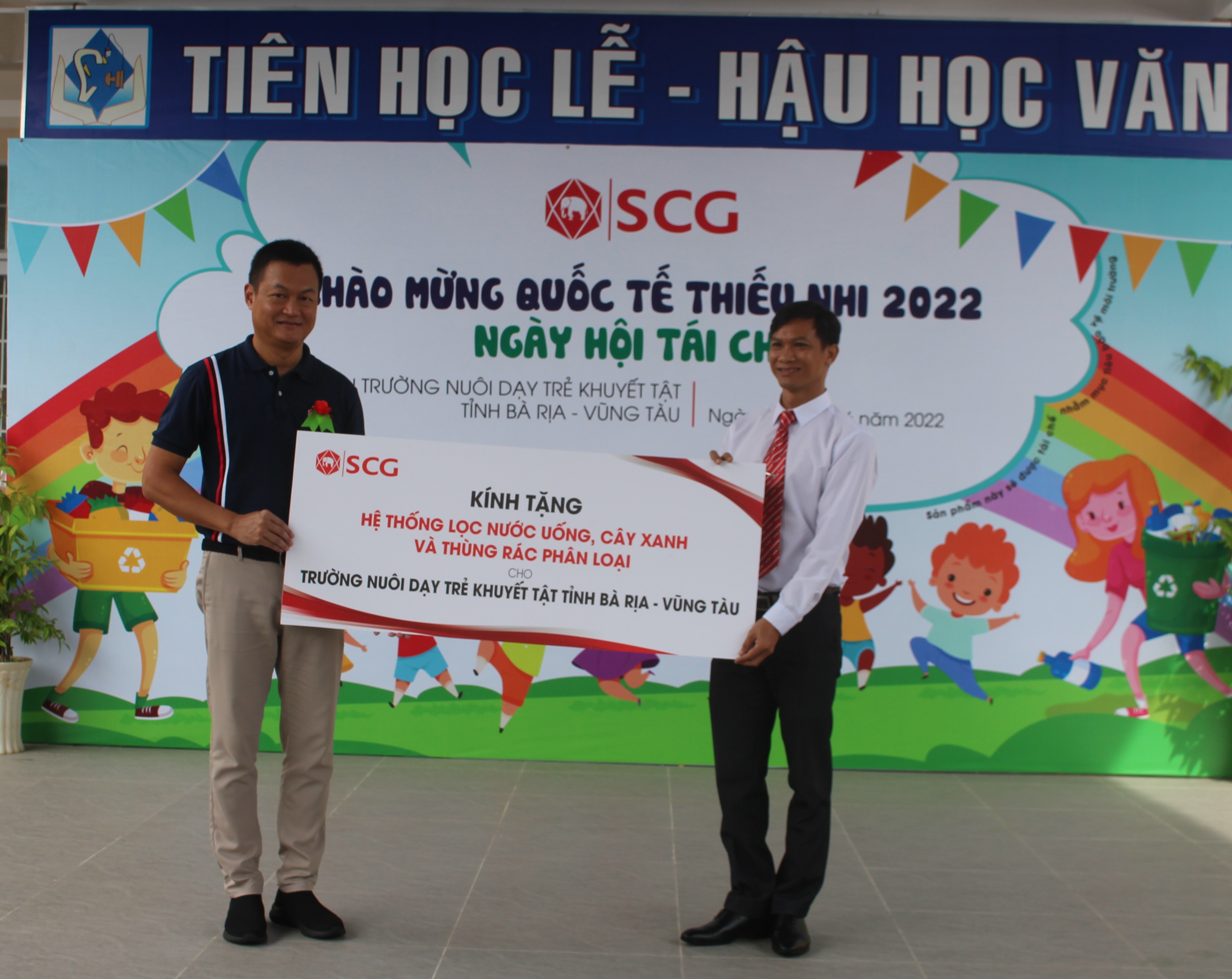Ông Praween Wirotpan (bên trái), Giám đốc Đối ngoại của Công ty TNHH SCG Việt Nam tặng Trường Nuôi dạy trẻ khuyết tật tỉnh BR-VT hệ thống lọc nước uống, cây xanh và thùng phân loại rác thải. Ảnh: MINH GIANG