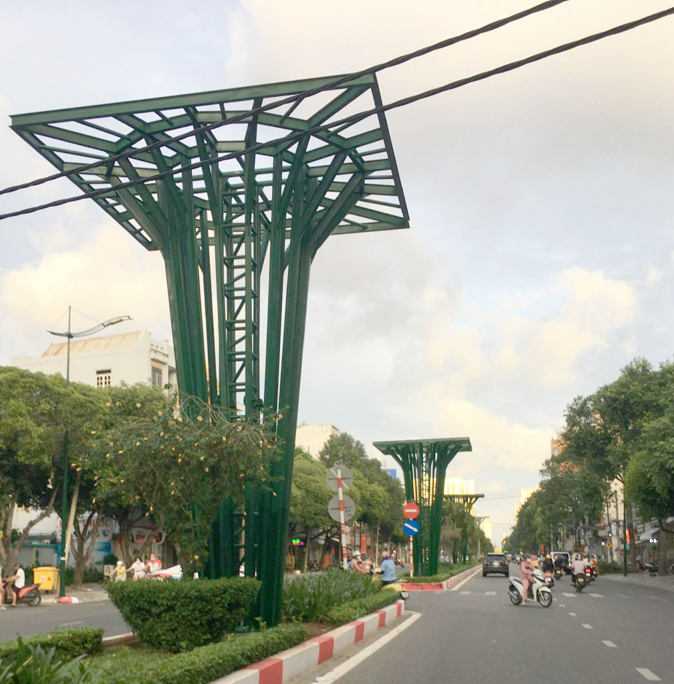 Những trụ thép tháp hoa cao 7m được xây dựng ở giữa dãi phân cách đường Lê Hồng Phong.