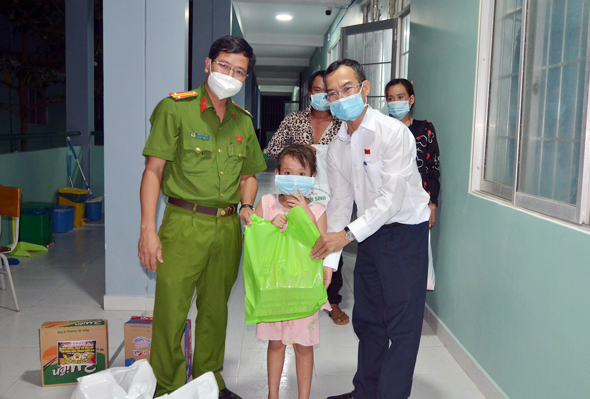 Lãnh đạo Ủy ban MTTQ Việt Nam TP. Vũng Tàu trao quà tới người khó khăn do ảnh hưởng bởi dịch COVID-19
