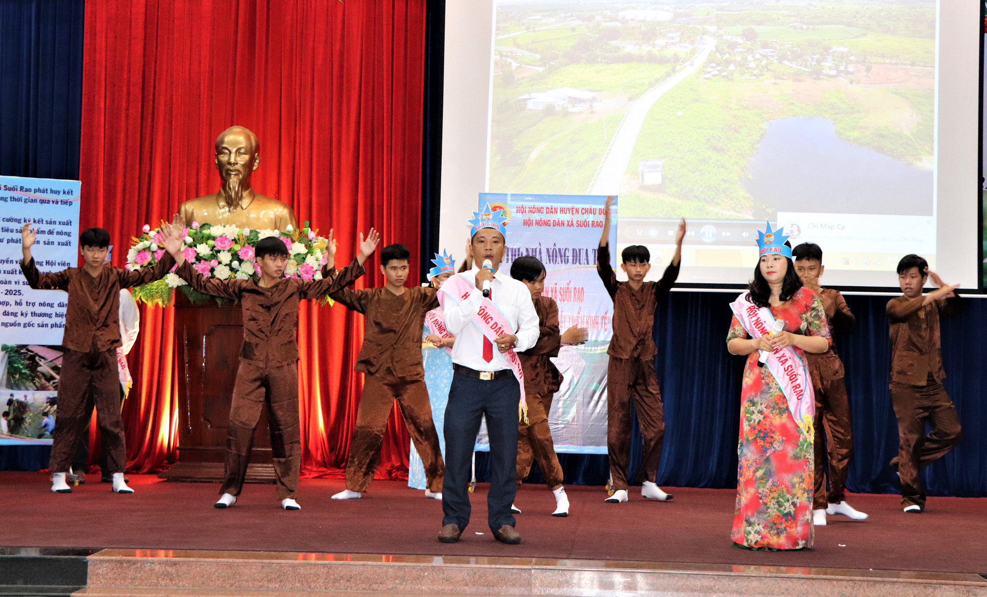 Hội Nông dân xã Suối Rao trình bày phần thi giới thiệu về đội.