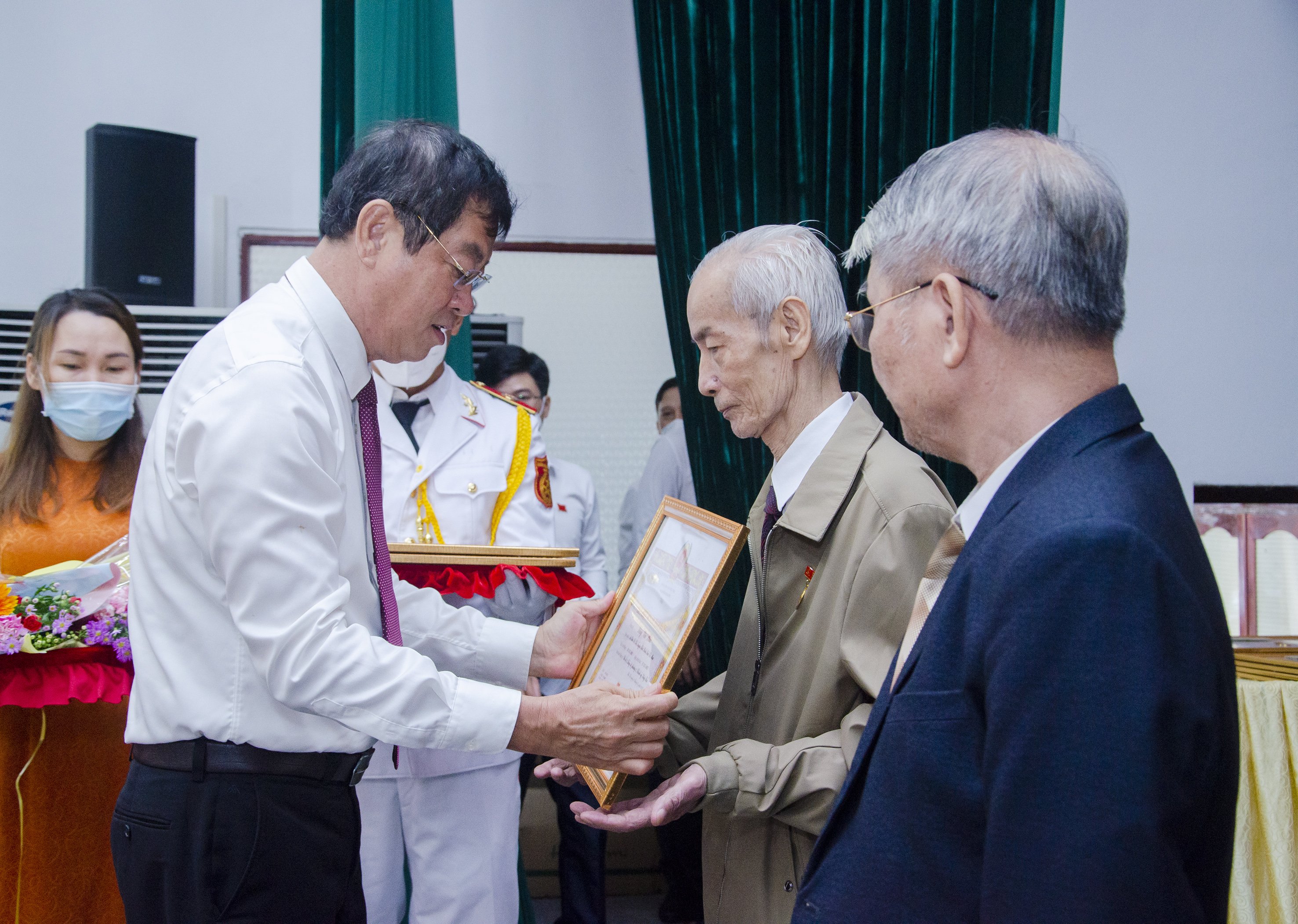 Ông Trần Đình Khoa, Ủy viên Ban Thường vụ Tỉnh ủy, Bí thư Thành ủy Vũng Tàu trao Huy hiệu 60 năm tuổi Đảng cho đảng viên Đặng Văn Phúc, Chi bộ 2, Đảng bộ phường 3.