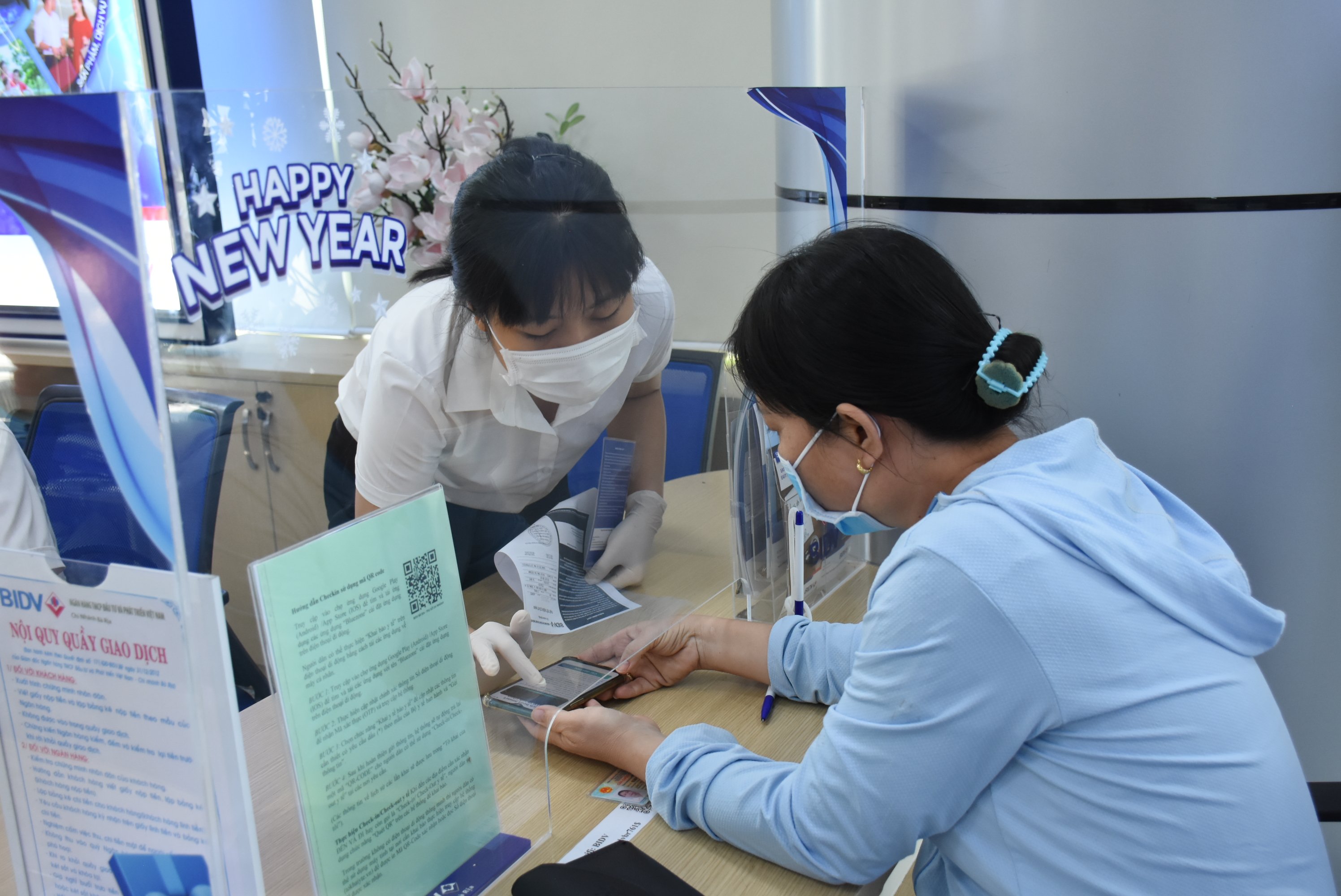 Nhân viên Ngân hàng BIDV - Chi nhánh Bà Rịa hướng dẫn người dân đăng ký thanh toán trực tuyến qua  hệ thống ngân hàng.
