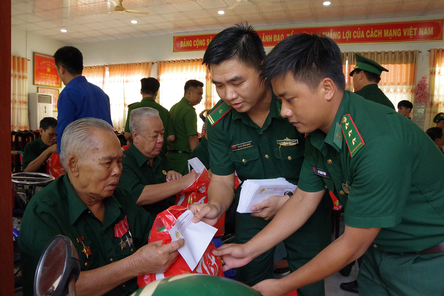 Thiếu tá Phạm Hồng Quân, Phó Đồn trưởng Nghiệp vụ, Đồn Biên phòng Phước Tỉnh tặng quà cho các thương binh tại Trung tâm Điều dưỡng thương binh và người có công Long Đất.