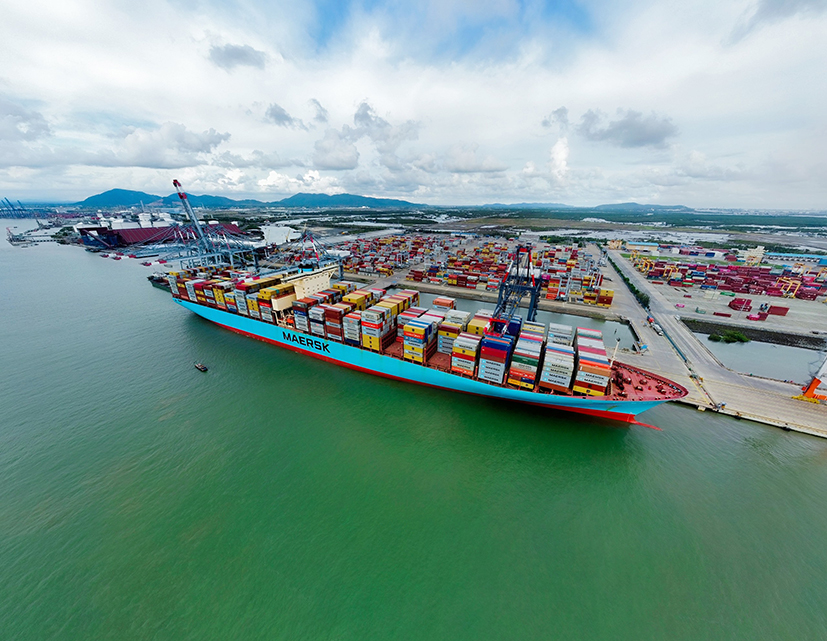 Tàu của hãng tàu Maersk một trong những hãng tàu lớn trên thế giới làm hàng tại CMIT.