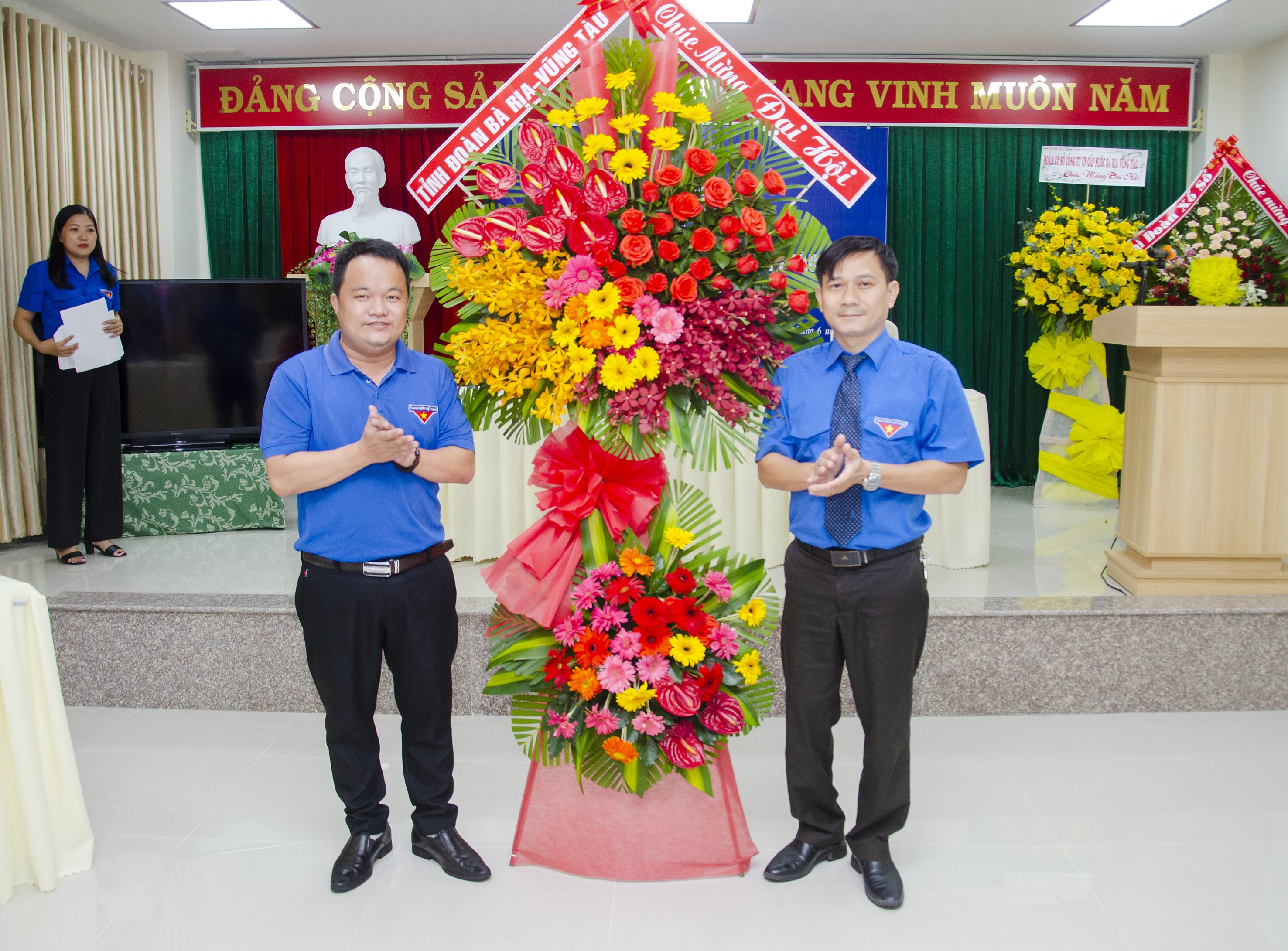 Đại diện Tỉnh Đoàn tặng hoa chúc mừng Đại hội.