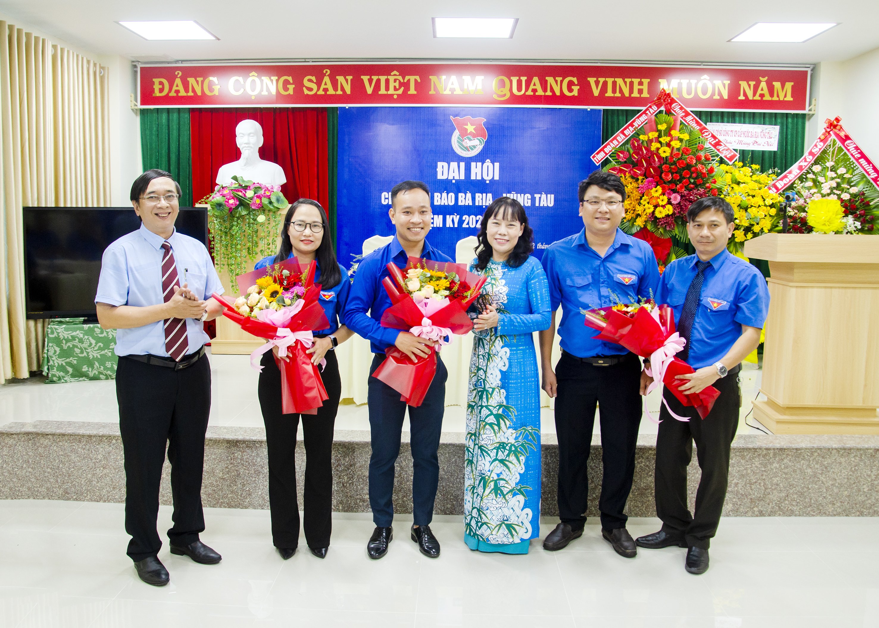 Chi ủy, Ban Biên tập Báo Bà Rịa-Vũng Tàu tặng hoa chúc mừng Ban Chấp hành Chi Đoàn nhiệm kỳ mới và các Ban Chấp hành nhiệm kỳ 2017-2022.