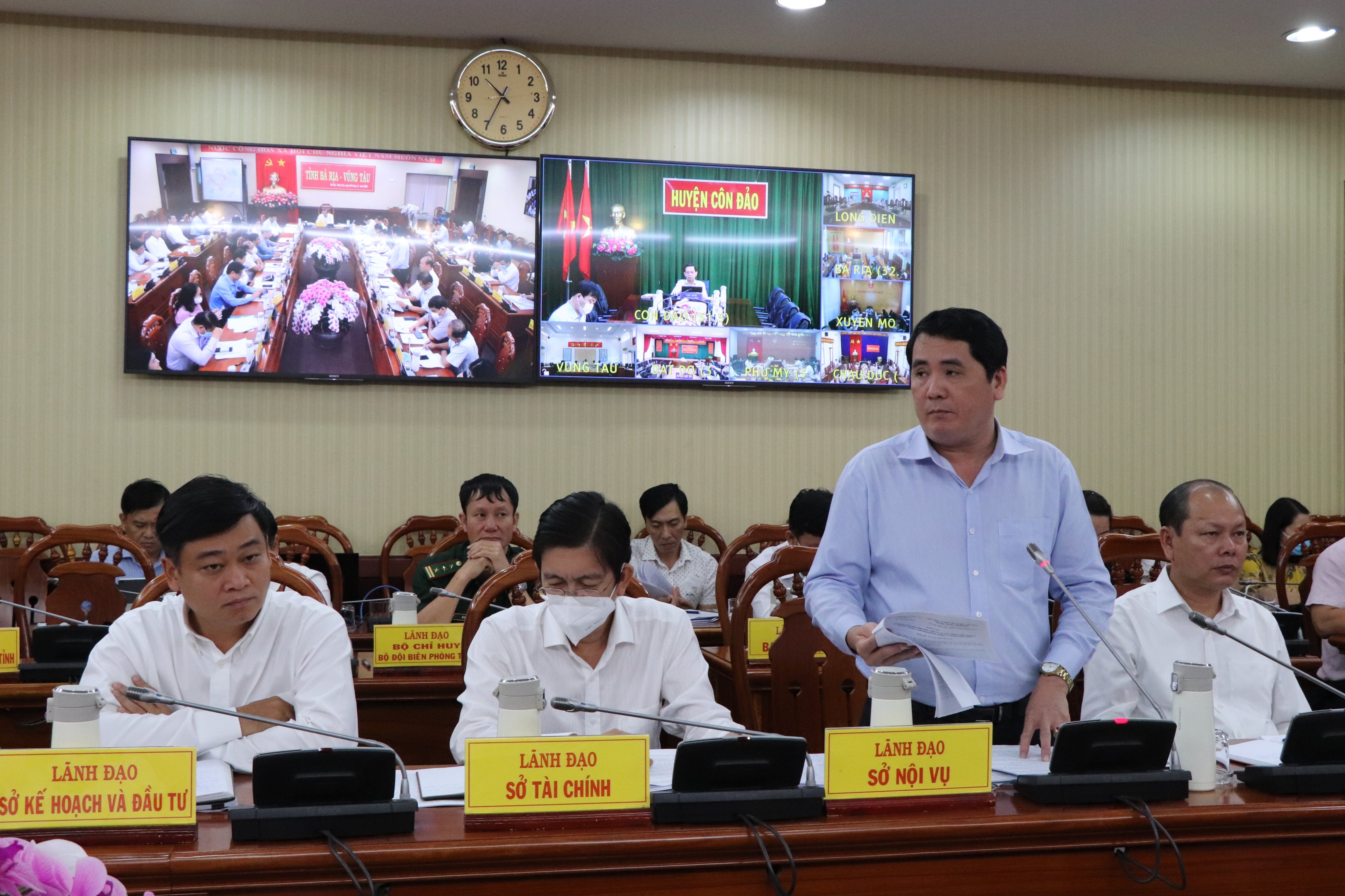 Ông Nguyễn Tấn Phong, Phó Giám đốc Sở Nội vụ phát biểu tại hội nghị.