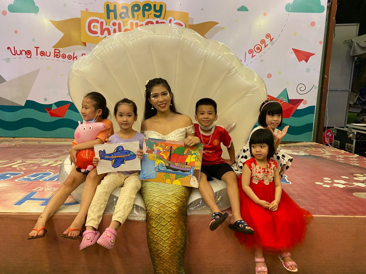 Chị Vy Đan, Nhà điều hành Yoga Kid của Trung tâm Meramaid Yoga hóa thân thành Nàng tiên cá check – in cùng trẻ em tại Ngày hội tuổi thơ tối 1/6.