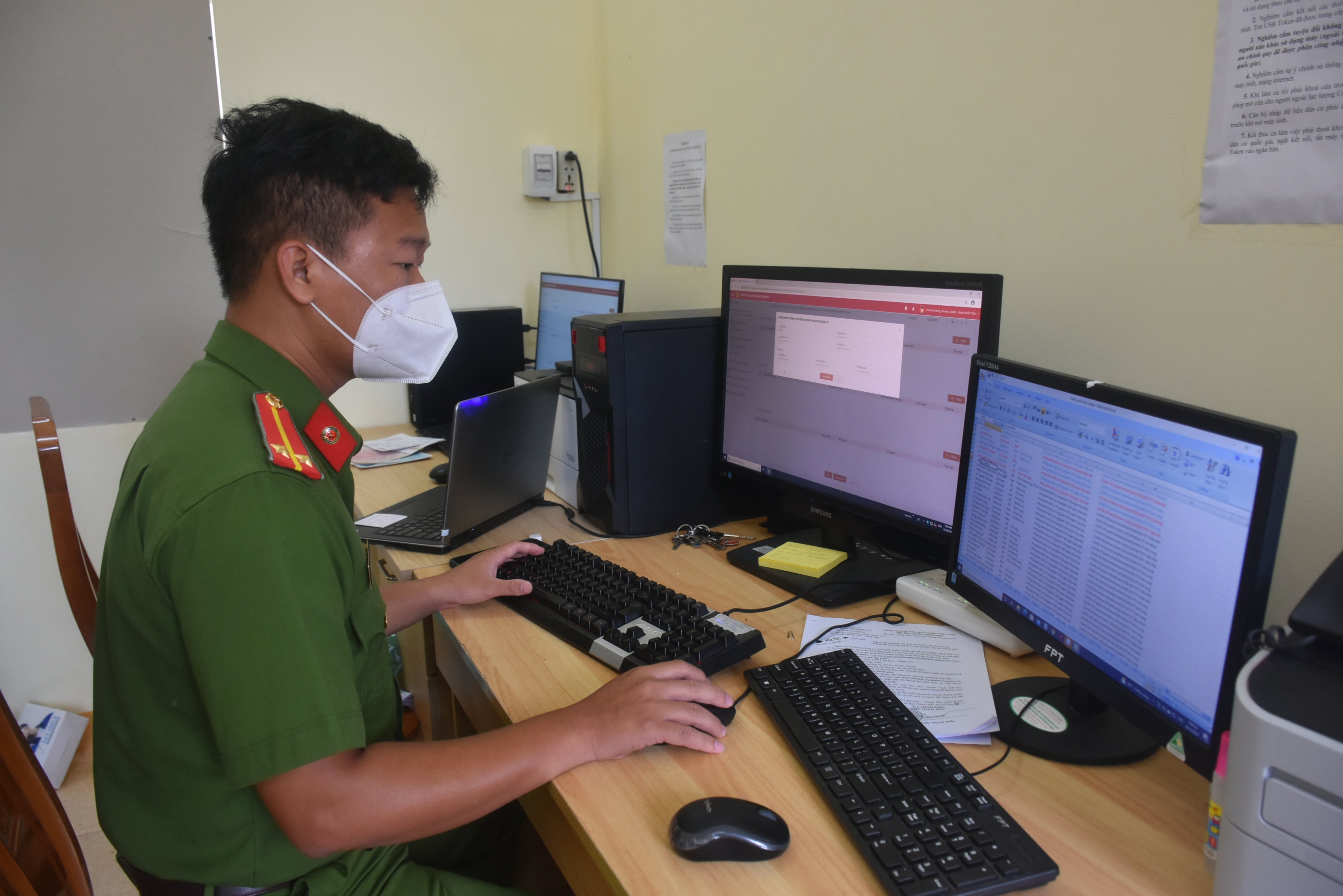 Công an chính quy xã Kim Long, huyện Châu Đức rà soát, kiểm tra thông tin của người dân để cập nhật vào dữ liệu quốc gia về dân cư.