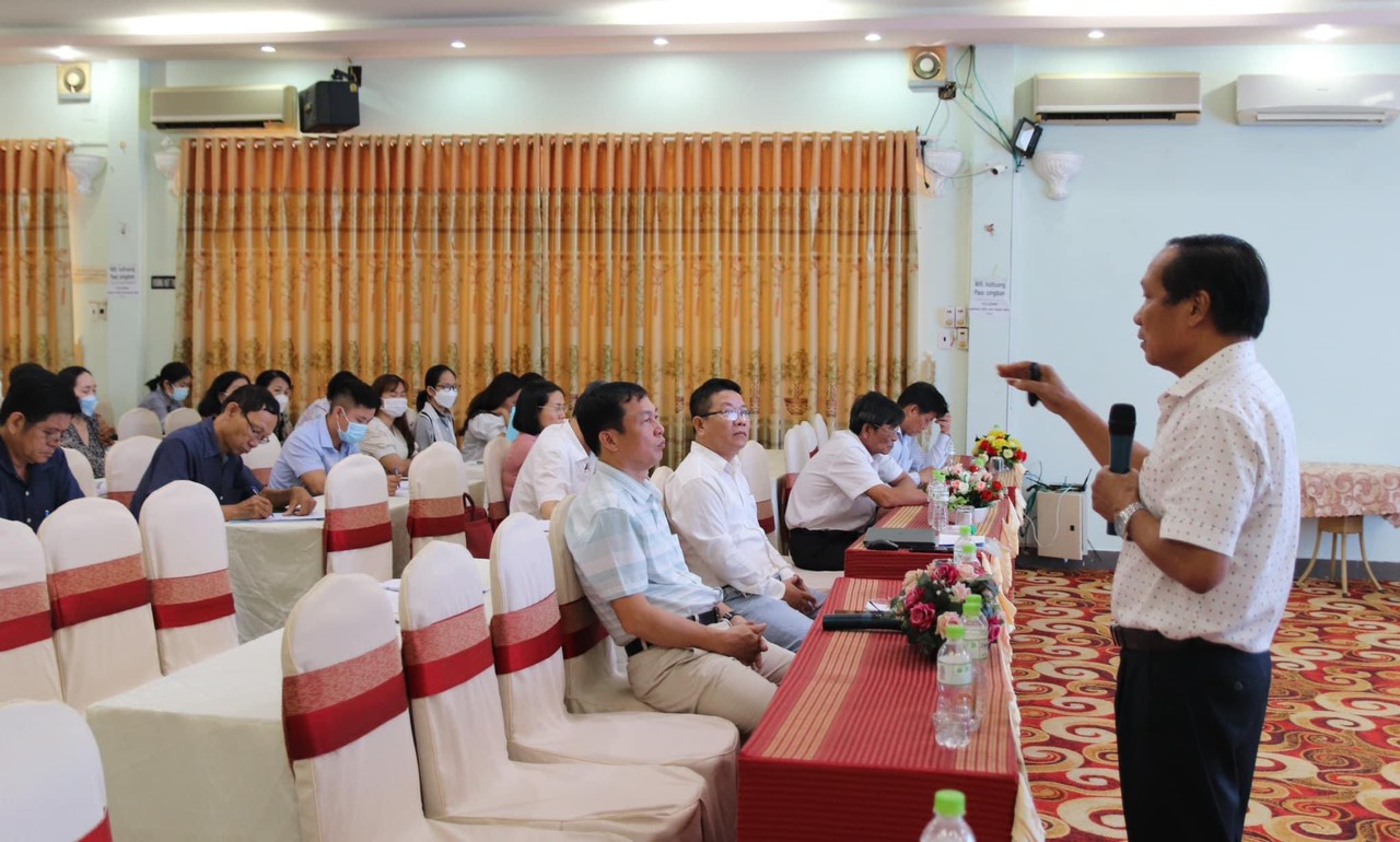 Bác sĩ Nguyễn Trường Giang, Phó Giám đốc Bệnh viện Phổi Phạm Hữu Chí báo cáo về công tác phòng chống lao trên địa bàn tỉnh Bà Rịa-Vũng Tàu. 