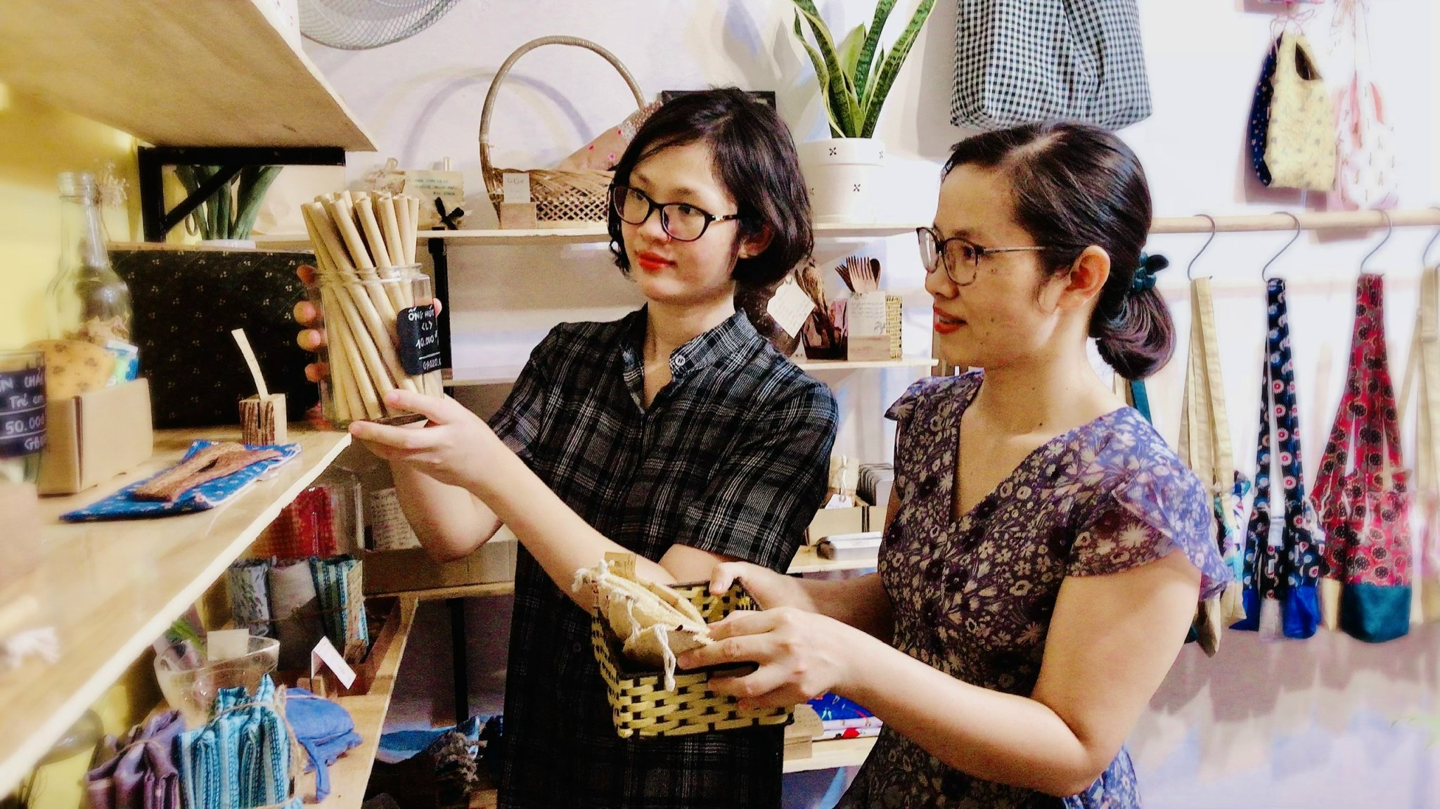 Cửa hàng Gói Ghém chỉ bán các mặt hàng thân thiện với môi trường để lan tỏa lối sống xanh đến mọi người.