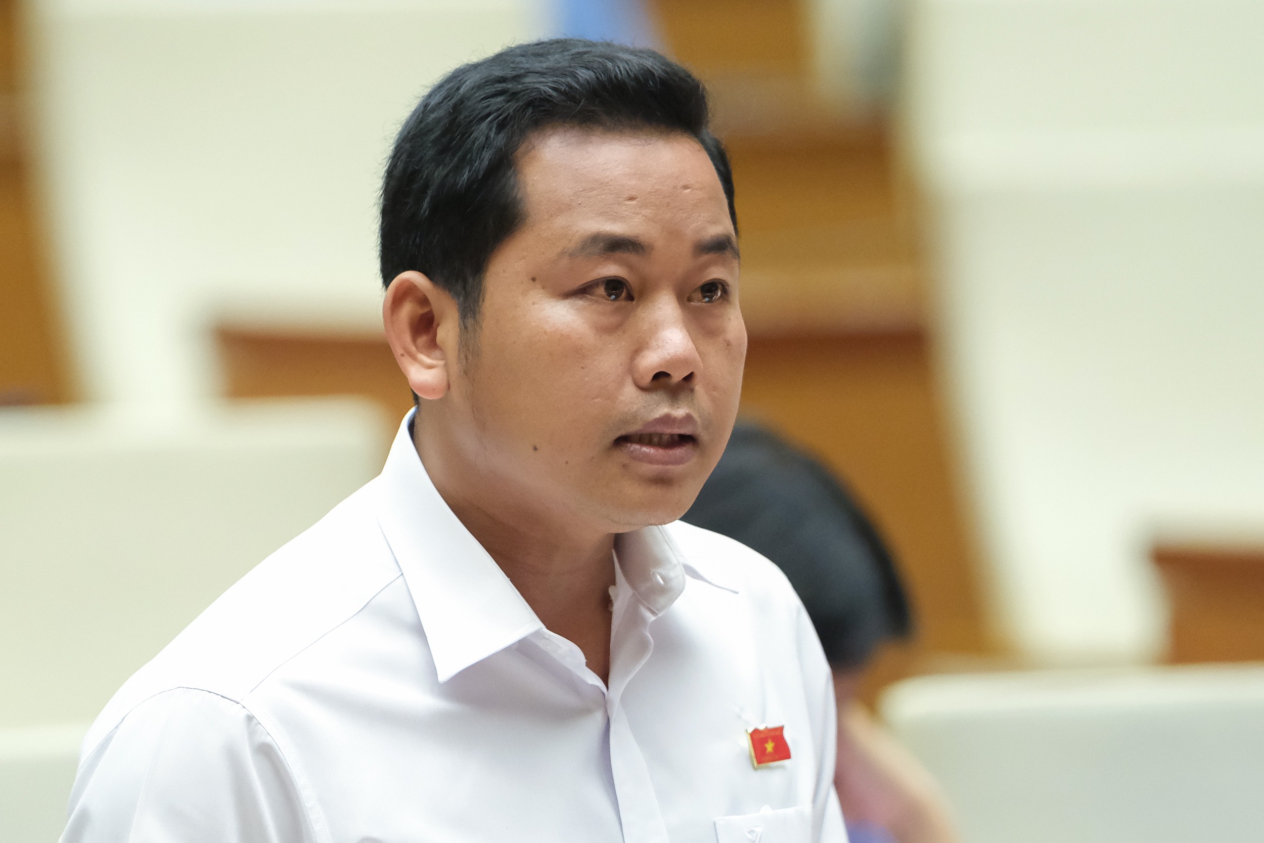 Đại biểu Dương Tấn Quân, Đoàn ĐBQH tỉnh Bà Rịa – Vũng Tàu phát biểu hảo luận về dự thảo Nghị quyết về thí điểm mô hình tổ chức hoạt động lao động, hướng nghiệp, dạy nghề cho phạm nhân ngoài trại giam. Ảnh: CHÂU VŨ