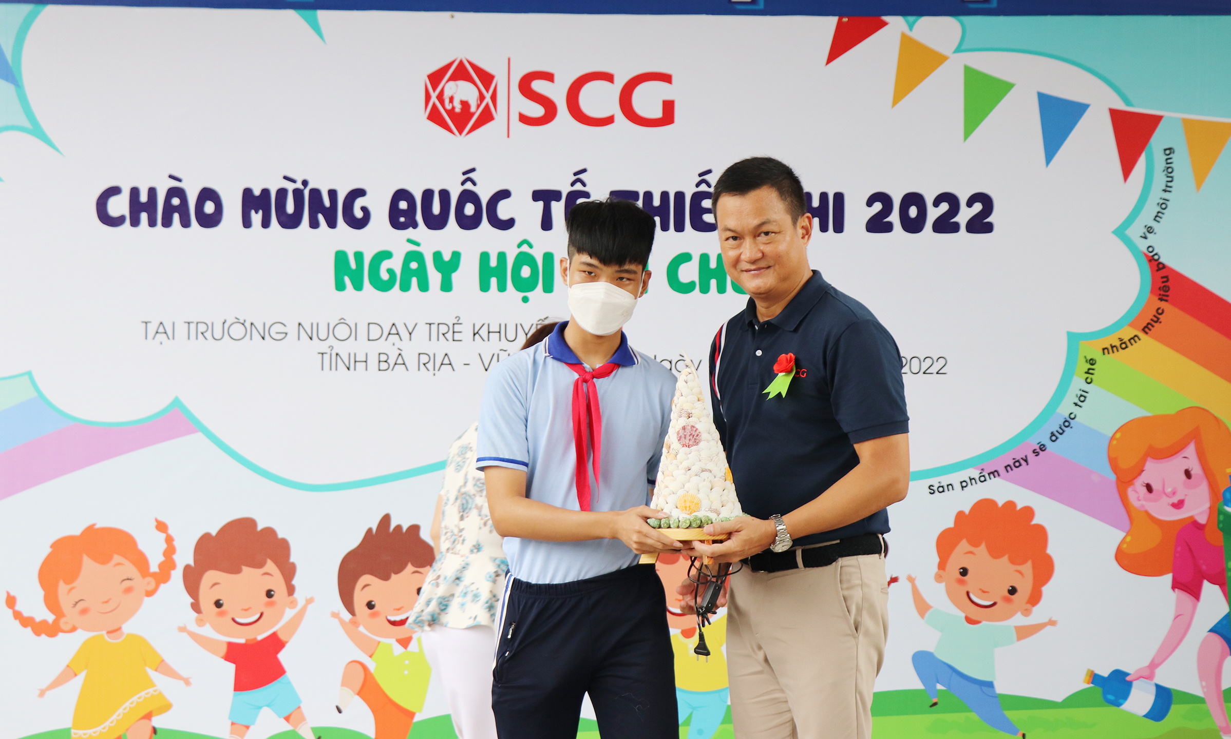 Đại diện học sinh của Trường nuôi dạy trẻ khuyết tật tỉnh Bà Rịa-Vũng Tàu trao tặng món quà là sản phẩm tái chế đến ông Praween Wirotpan, Giám đốc Đối ngoại-Công ty TNHH SCG Việt Nam, Công ty thành viên của Tập đoàn SCG.