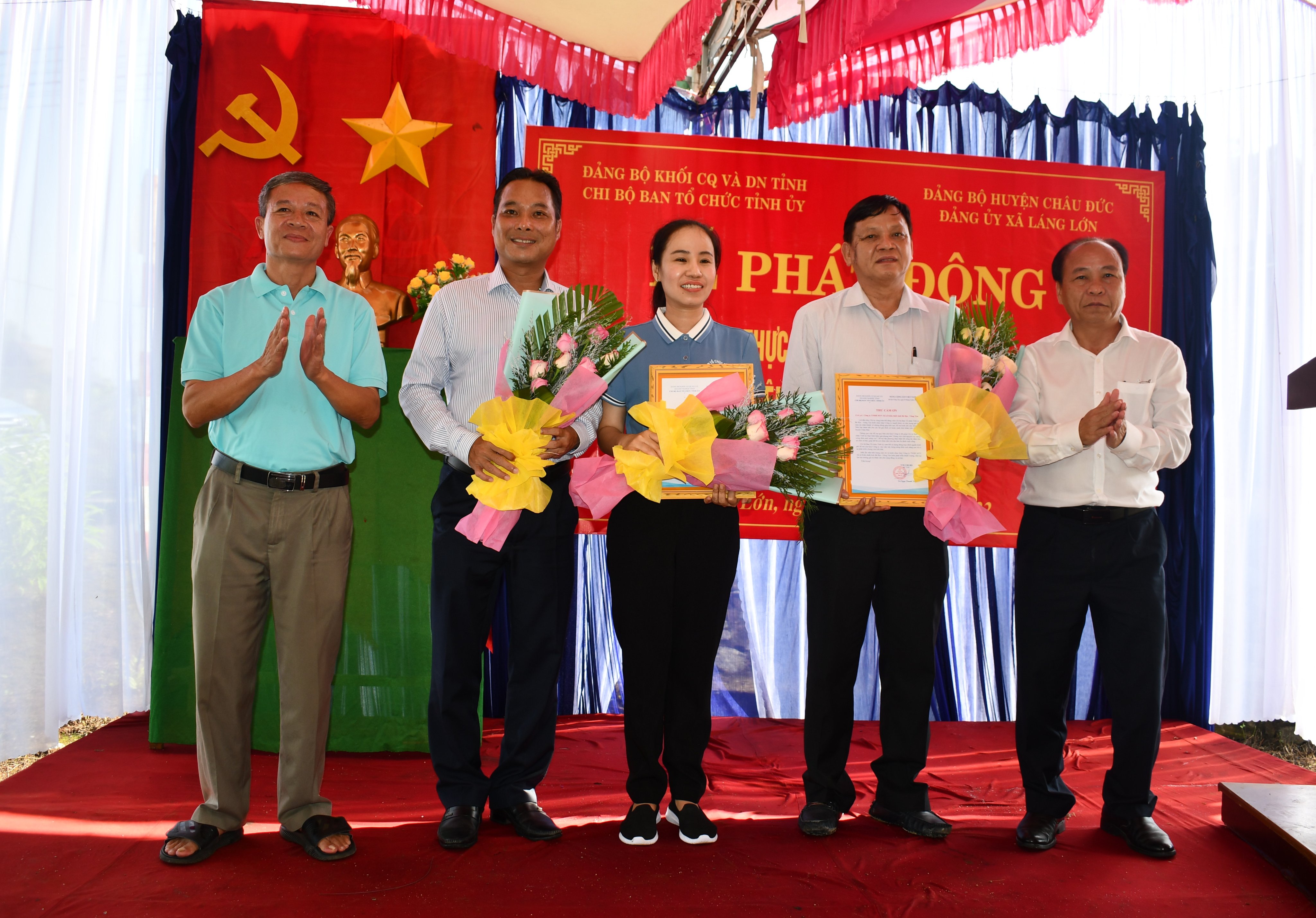 Lãnh đạo địa phương trao thư và tặng hoa cảm ơn đến Chi bộ Ban Tổ chức Tỉnh ủy và các doanh nghiệp. 