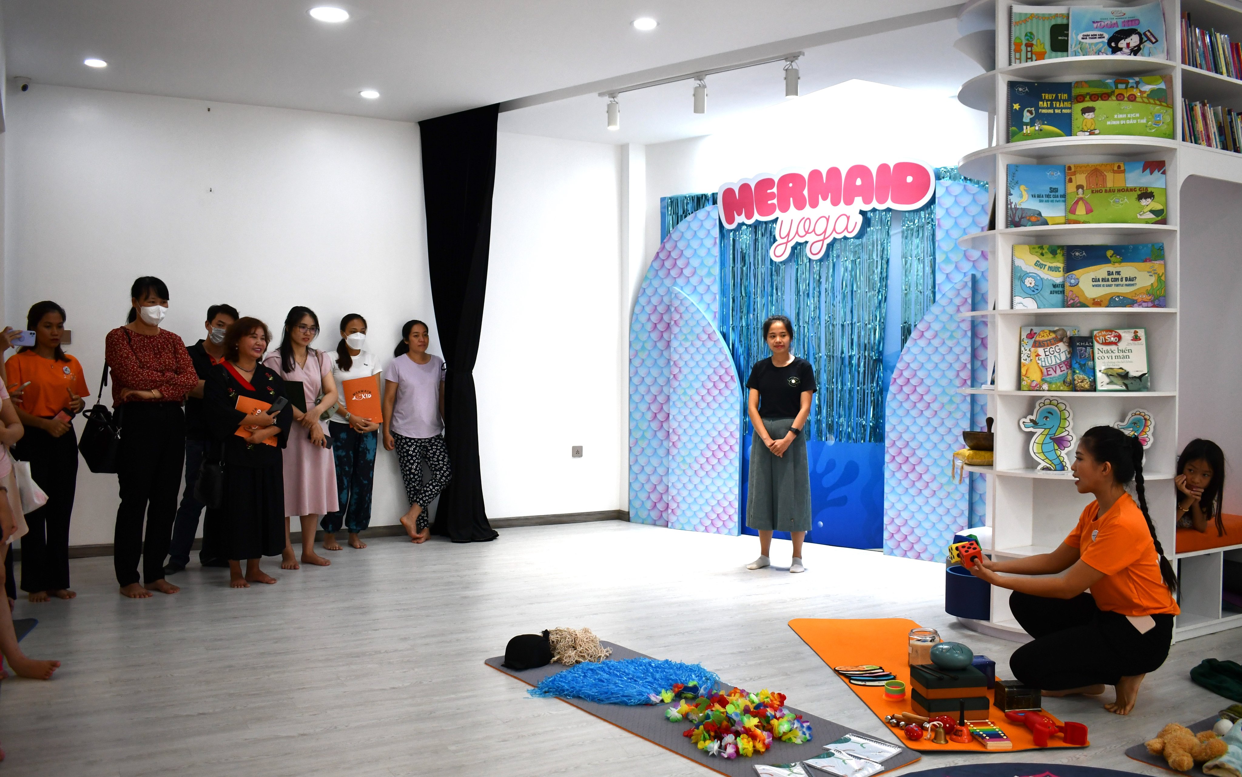 Chị Nguyễn Hồng Vy Đan, Giám đốc chuyên môn Mermaid Kid giới thiệu lớp học về Yoga kể chuyện.