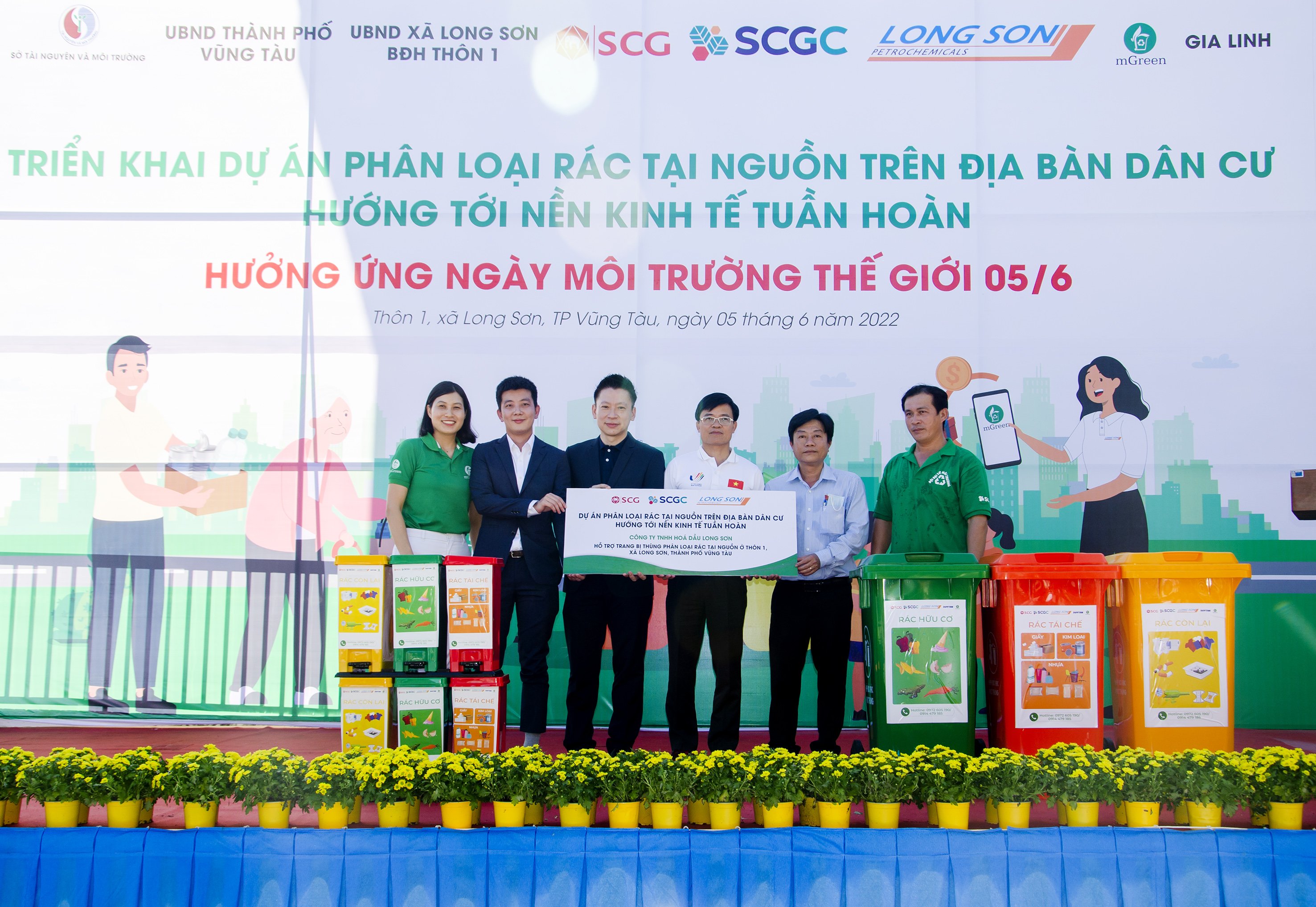 Các doanh nghiệp tài trợ cho tại thôn 1, xã Long Sơn 21 thùng rác công cộng loại lớn và khoảng 300 thùng rác loại nhỏ để thực hiện phân loại rác tại nguồn. 