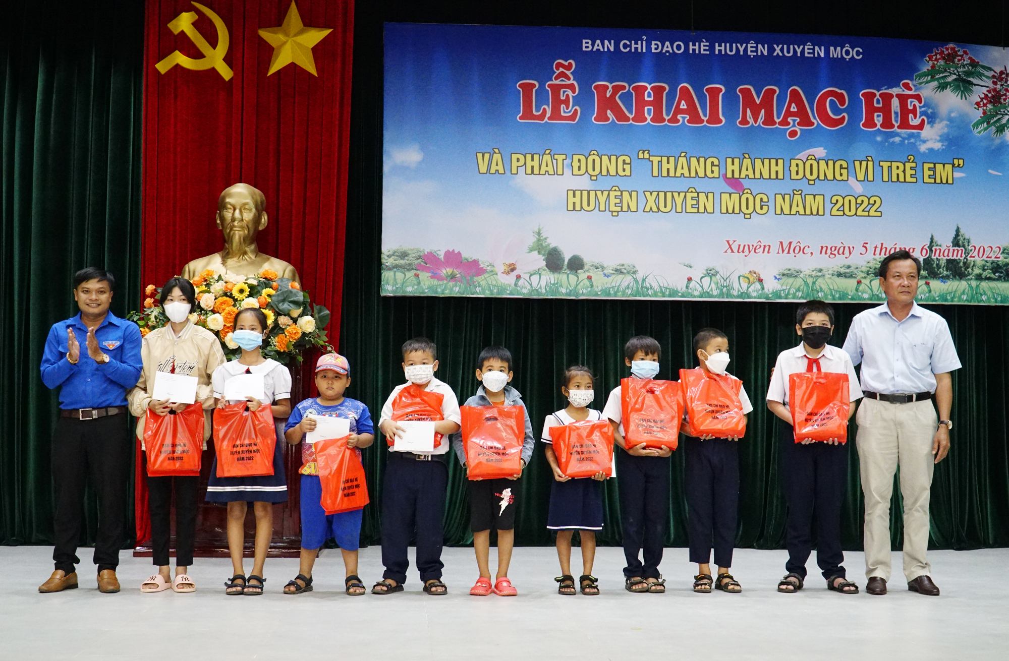 Ông Nguyễn Hữu Lộc, Phó Chủ tịch UBND huyện Xuyên Mộc trao quà cho các em có hoàn cảnh khó khăn.