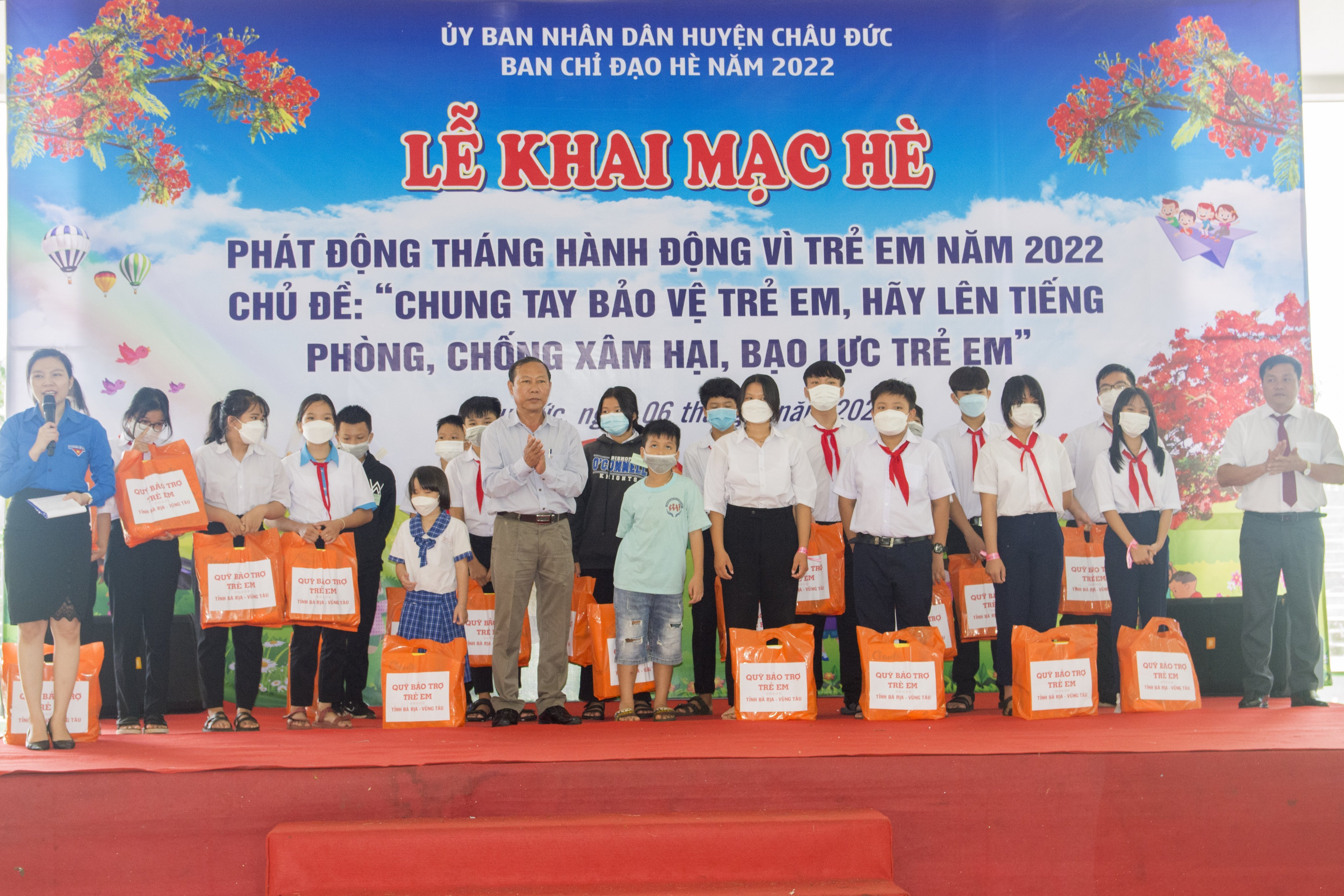 Ông Phạm Văn Quyền (bên phải), Phó Chủ tịch UBND, Trưởng Ban Chỉ đạo Hè huyện Châu Đức trao quà cho HS vượt khó, học giỏi.