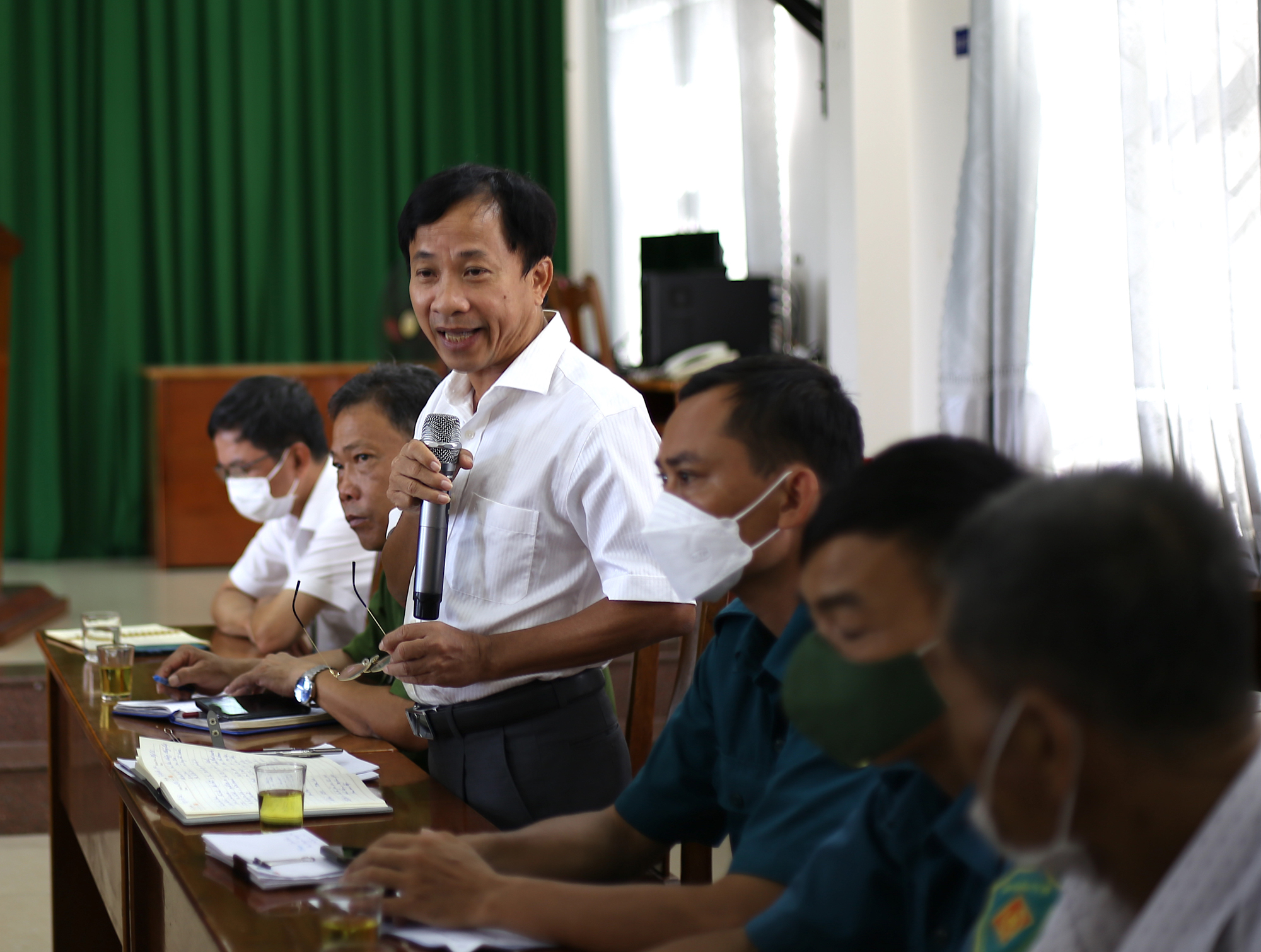 Đại diện Phòng Tài nguyên-Môi trường TP. Vũng Tàu trả lời cử tri tại buổi tiếp.