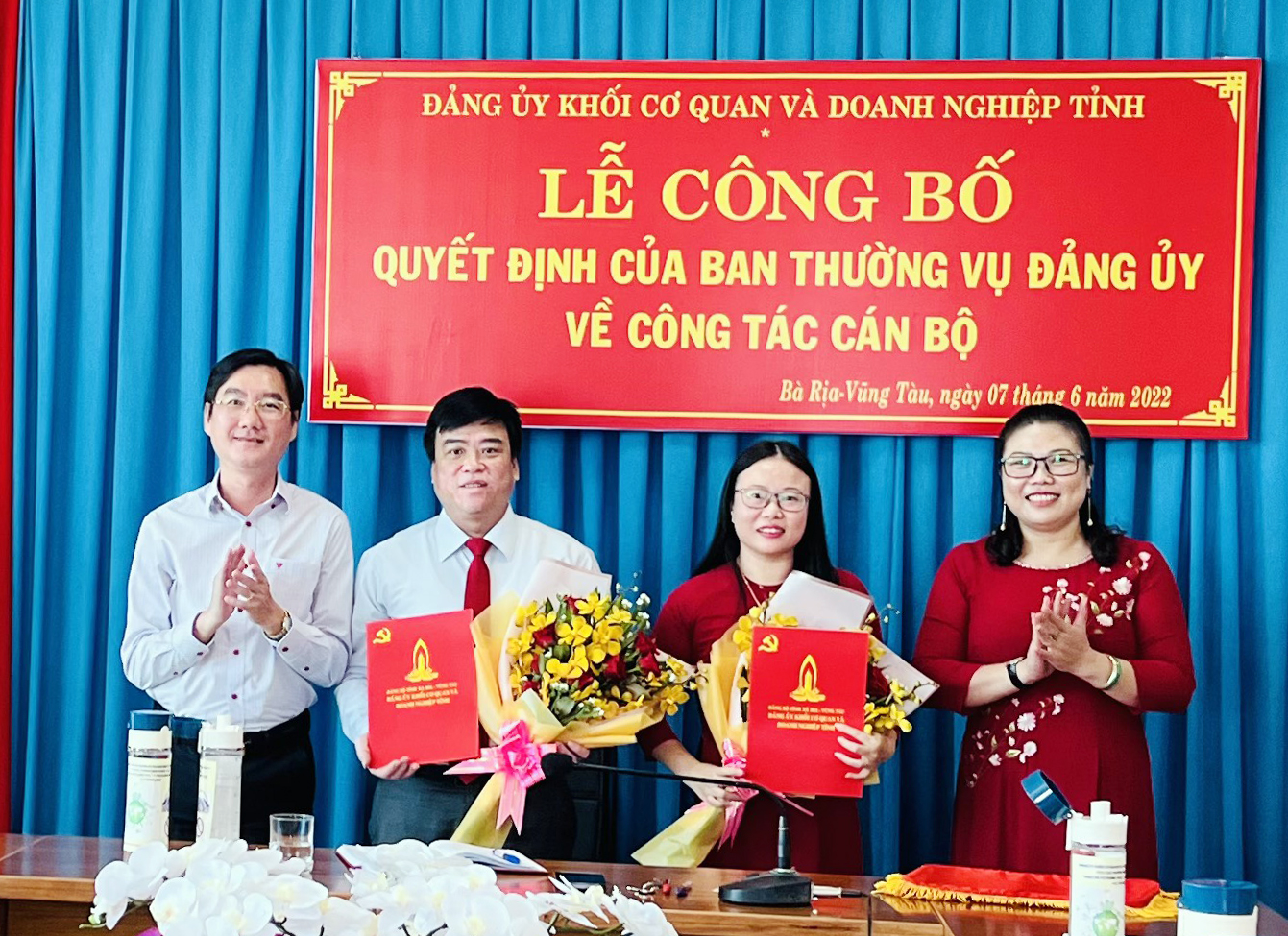Bà Lương Thị Lệ Hằng, Bí thư và ông Nguyễn Trường Giang, Phó Bí thư Đảng ủy Đảng ủy Khối Cơ quan và Doanh nghiệp tỉnh trao quyết định và tặng hoa chúc mừng 2 cán bộ vừa được giao nhiệm vụ mới. 