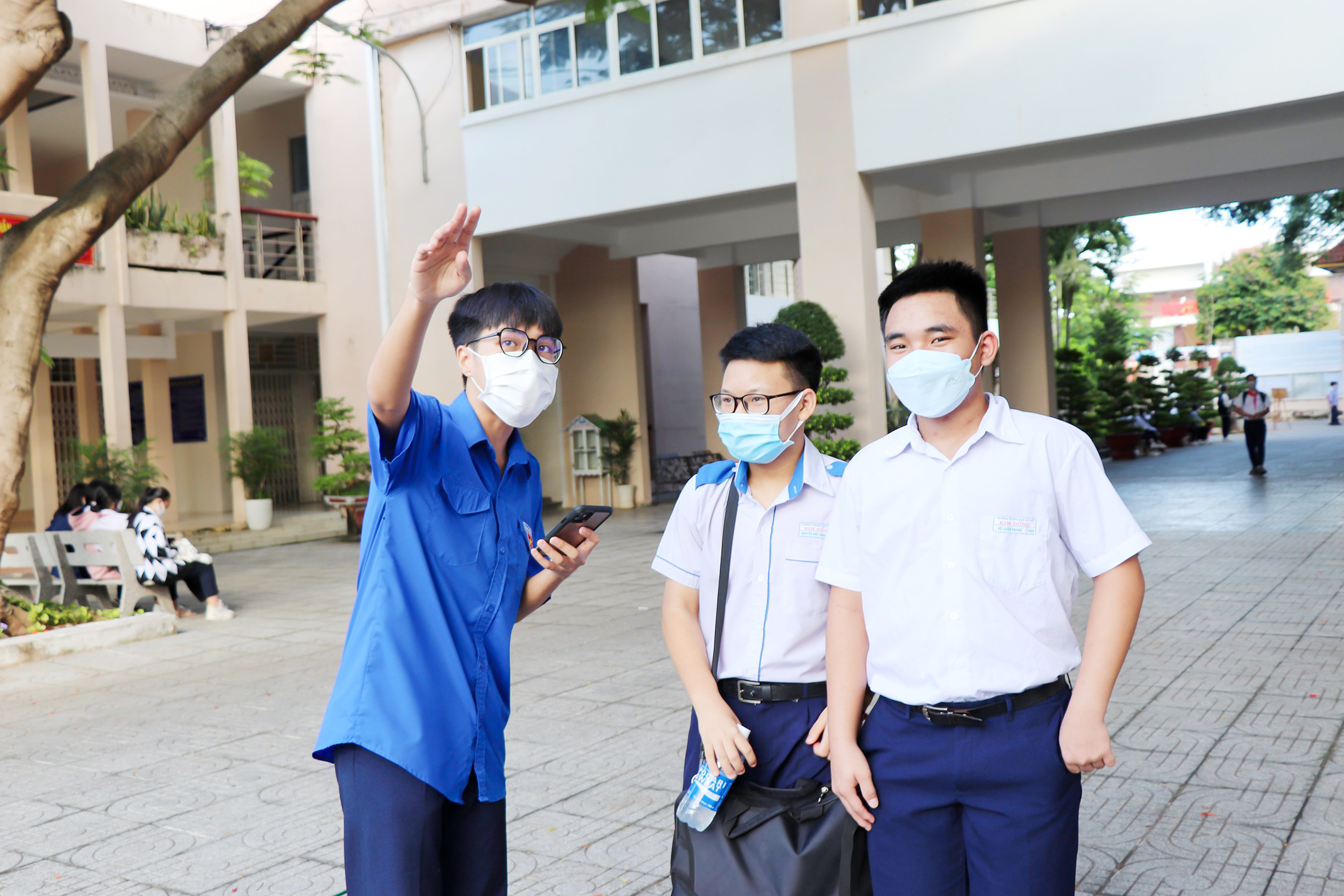 Lực lượng đoàn viên thanh niên hỗ trợ, hướng dẫn thí sinh tìm phòng thi tại điểm thi Trường THPT Châu Thành (TP. Bà Rịa). Ảnh: NGUYỄN LỘC.