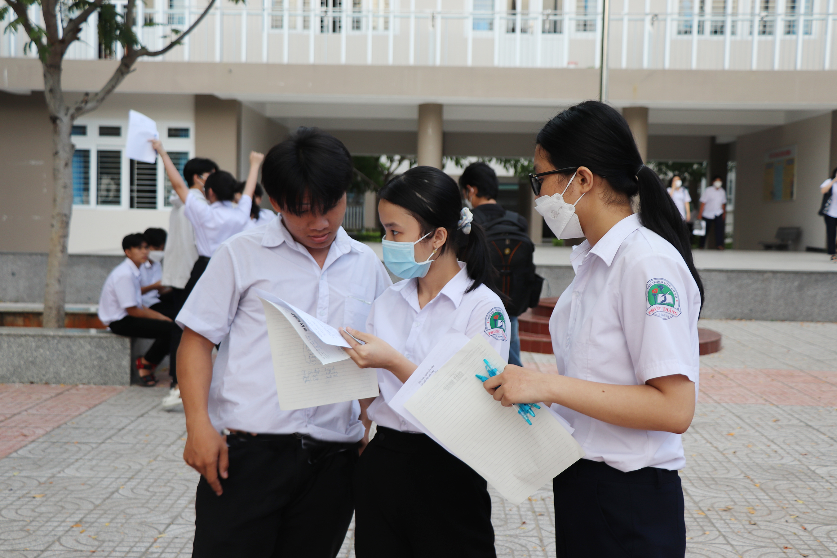 Các thí sinh tại điểm thi Trường THPT Nguyễn Khuyến, TP. Vũng Tàu trao đổi sau khi hoàn thành môn Ngữ văn.
