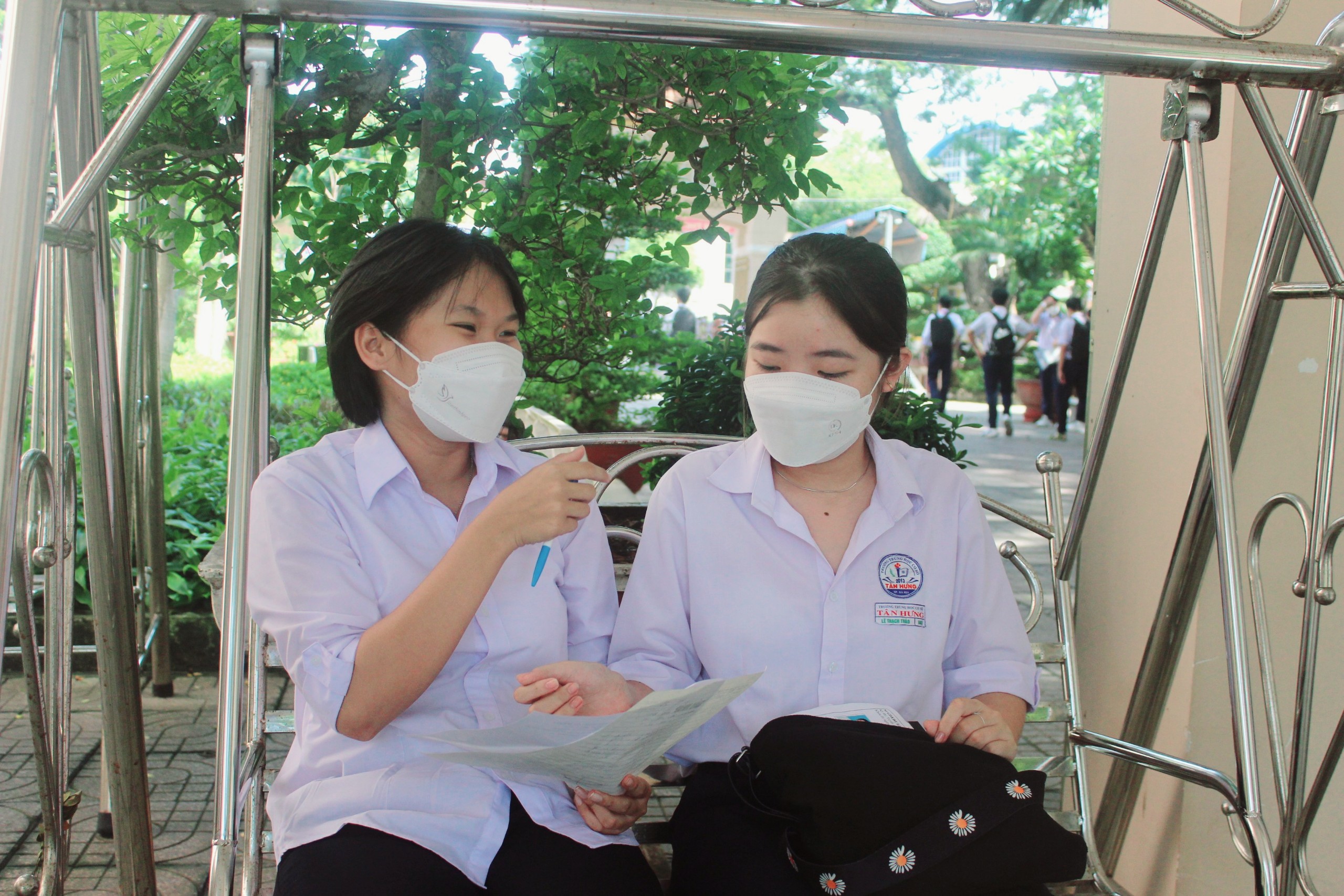 Thí sinh dự thi tại điểm thi Trường THPT Châu Thành (TP. Bà Rịa) trao đổi sau khi hoàn thành bài thi môn Toán.
