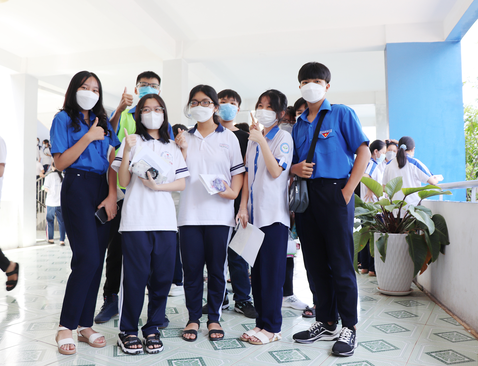 Các thí sinh tại điểm thi Trường THPT Đinh Tiên Hoàng chụp hình lưu niệm với đội Tiếp sức mùa thi của TP. Vũng Tàu. Ảnh: NGUYỄN LỘC