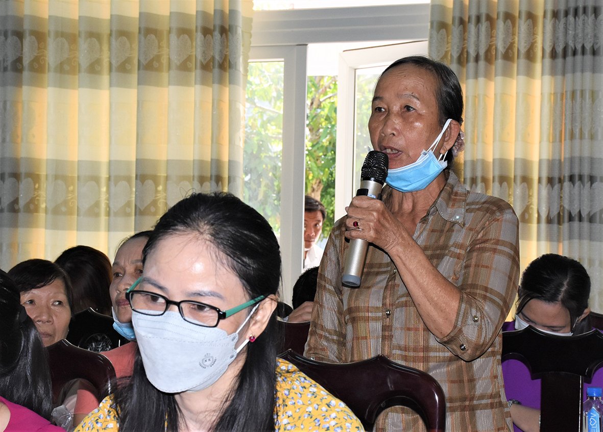 Cử tri Phan Thị Chanh (ấp Xóm Rẫy, xã Phước Thuận, huyện Xuyên Mộc) đề nghị địa phương có biện pháp đấu nối nguồn nước từ hồ Sông Ray và hồ Sông Kinh để đáp ứng nhu cầu tưới tiêu, sản xuất nông nghiệp cho nông dân. Ảnh: NGỌC BÍCH.