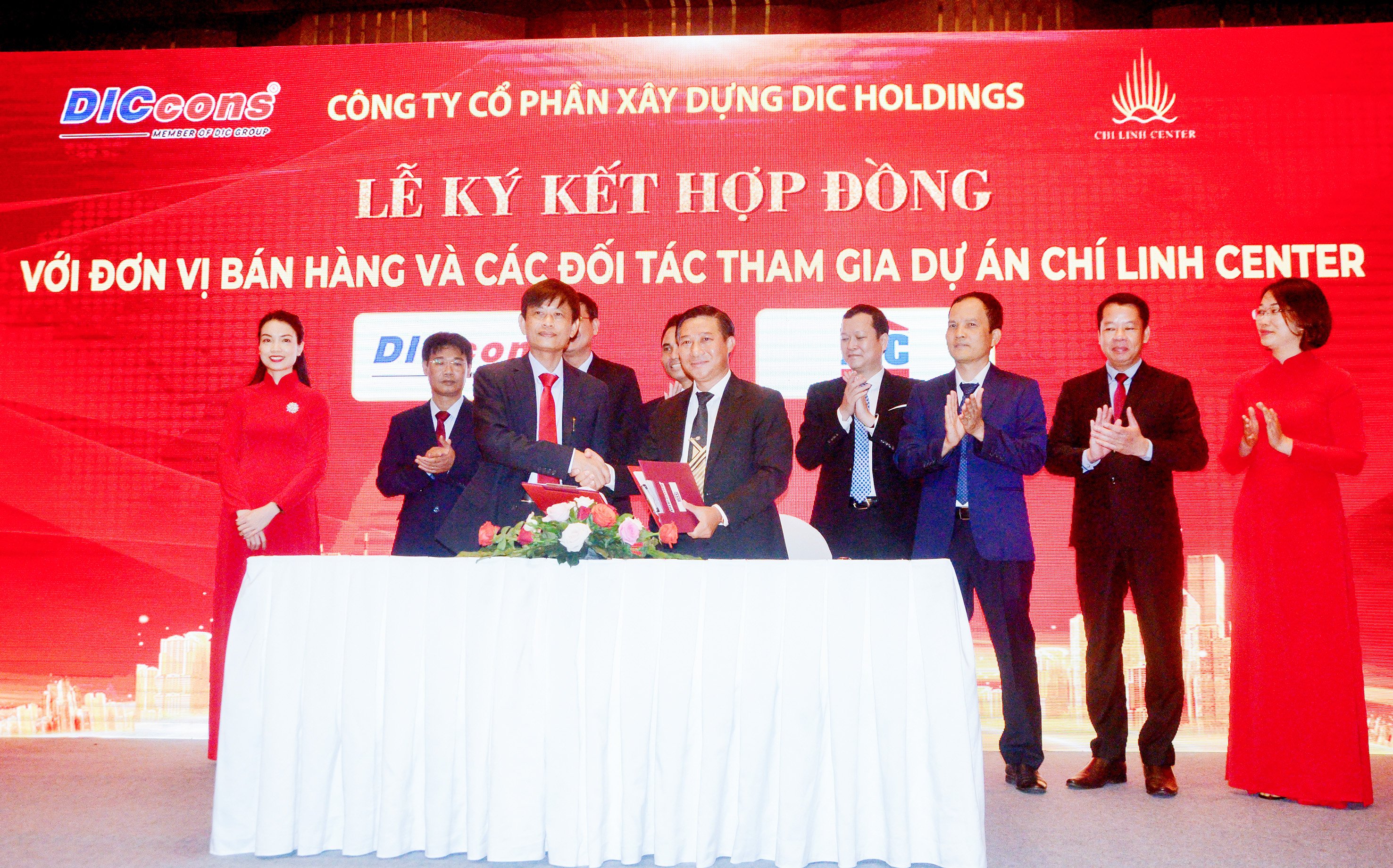 Lãnh đạo DICcons ký kết hợp đồng với DIC Resco.