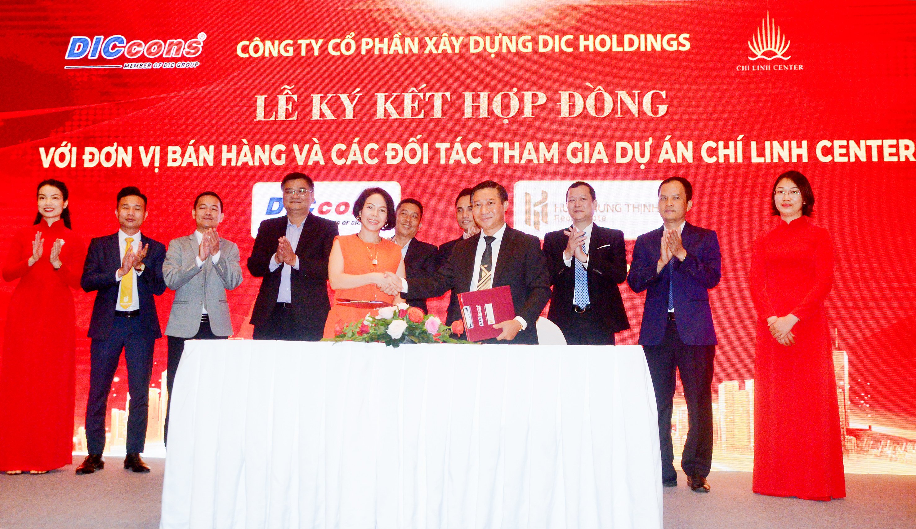 Đại diện lãnh đạo DICcons và Công ty Hưng Hưng Thịnh ký kết hợp đồng phân phối sản phẩm.