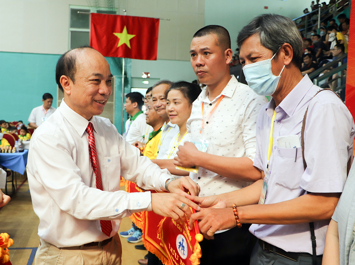 Ban tổ chức tặng hoa, cờ lưu niệm cho các đơn vị dự giải.