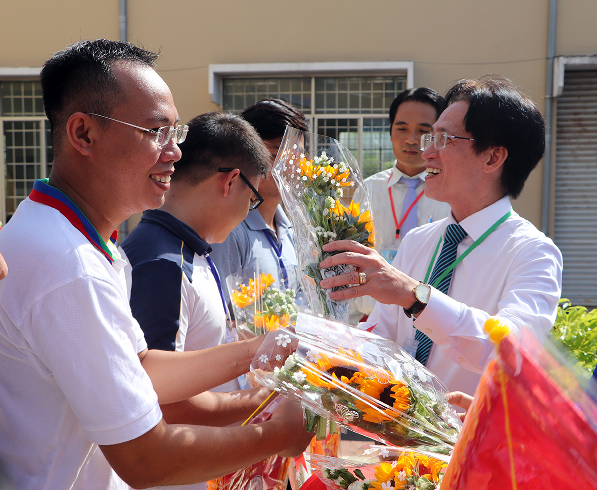 Ông Huỳnh Đức Dũng, Phó Giám đốc Sở Văn hóa-Thể thao tặng hoa, cờ lưu niệm cho các đơn vị dự giải.