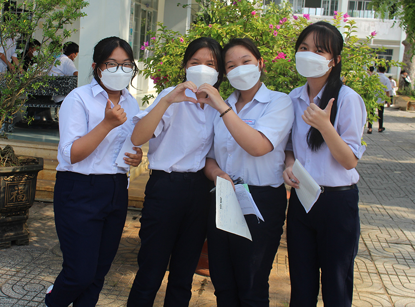 Thí sinh dự thi tại điểm thi Trường THPT Trần Văn Quan (huyện Long Điền) vui mừng khi làm được bài môn tiếng Anh. Ảnh: HỒNG PHƯƠNG