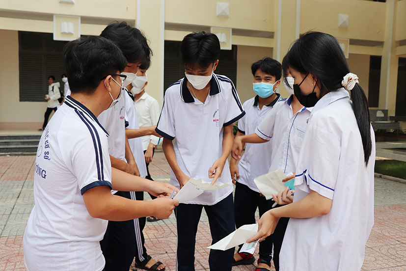 Thí sinh thi tại điểm thi Trường THPT Trần Hưng Đạo, TX.Phú Mỹ dò lại đáp án sau khi kết thúc môn Toán chiều 8/6. Ảnh: MINH THANH