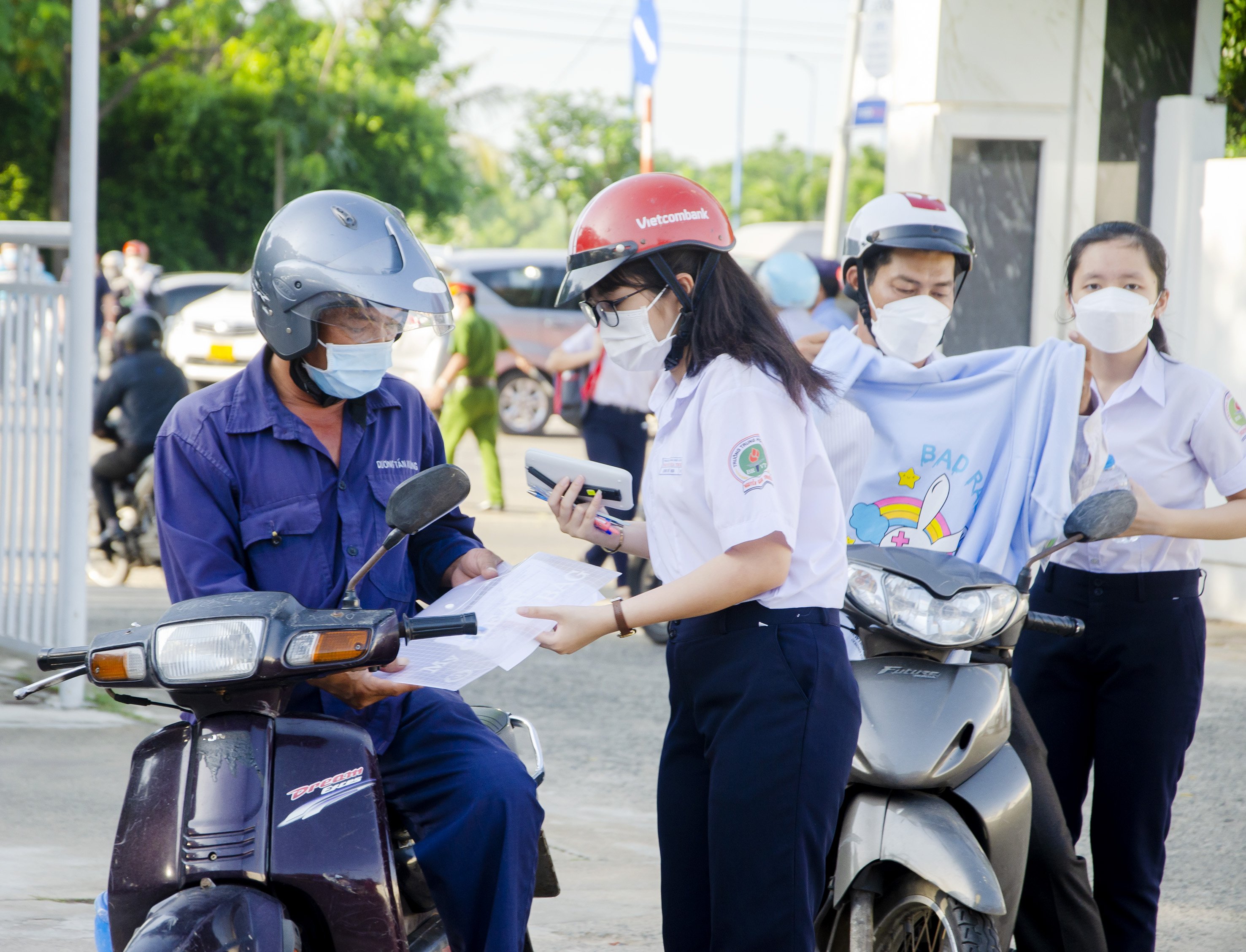 Thí sinh được PHHS đưa đến điểm thi Trường THPT chuyên Lê Quý Đôn sáng 9/6. Ảnh: CÔNG MINH