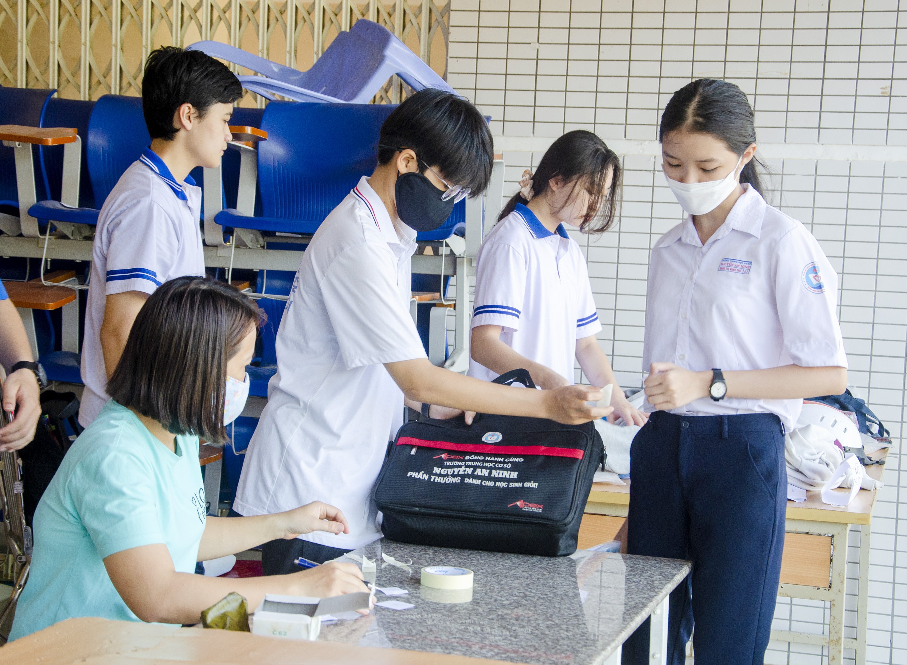 Thí sinh gửi cặp sách tại khu vực lưu giữ, bảo quản đồ dùng, vật dụng. Ảnh: HOÀNG HƯỜNG